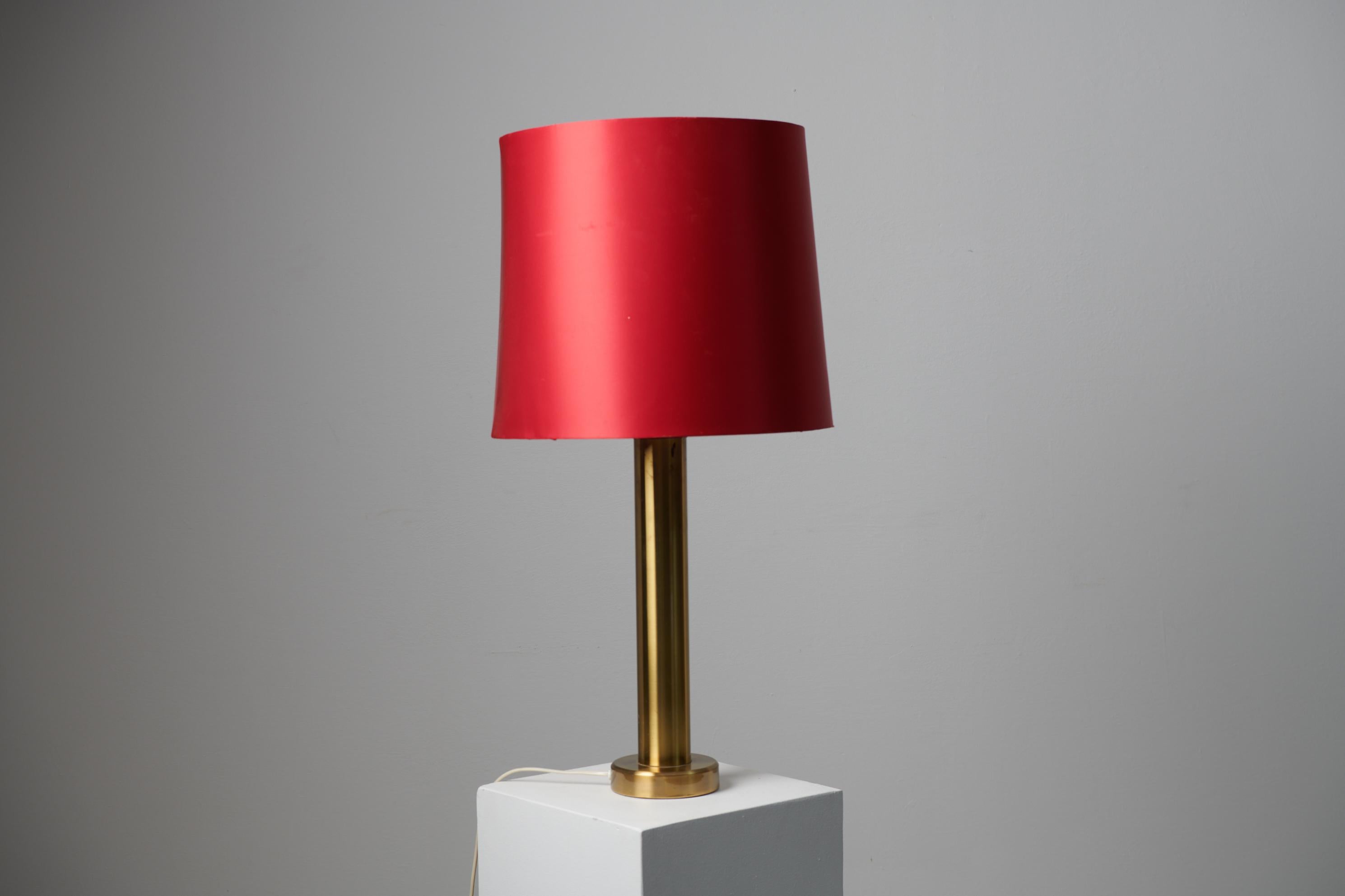 Swedish modern table lamp by Elarmatur Kosta. Step into the chic world of Swedish modern design with this brass table lamp by Elarmatur Kosta. Dating from the latter half of the 20th century, it stands as a timeless piece marked with SM 21 for