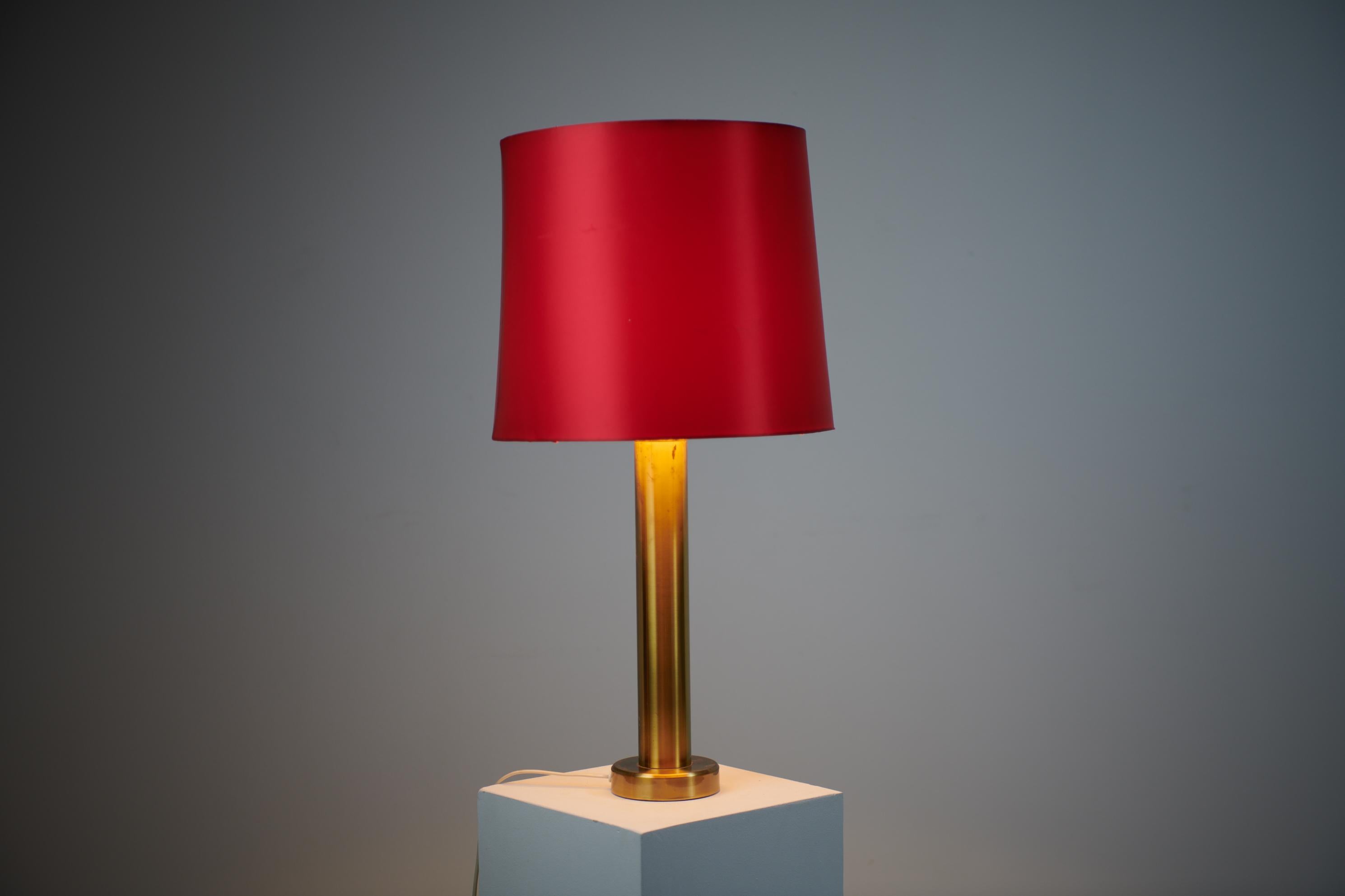 Scandinave moderne Lampe à poser The Moderns Elarmatur Kosta, en laiton, de style scandinave et suédois en vente