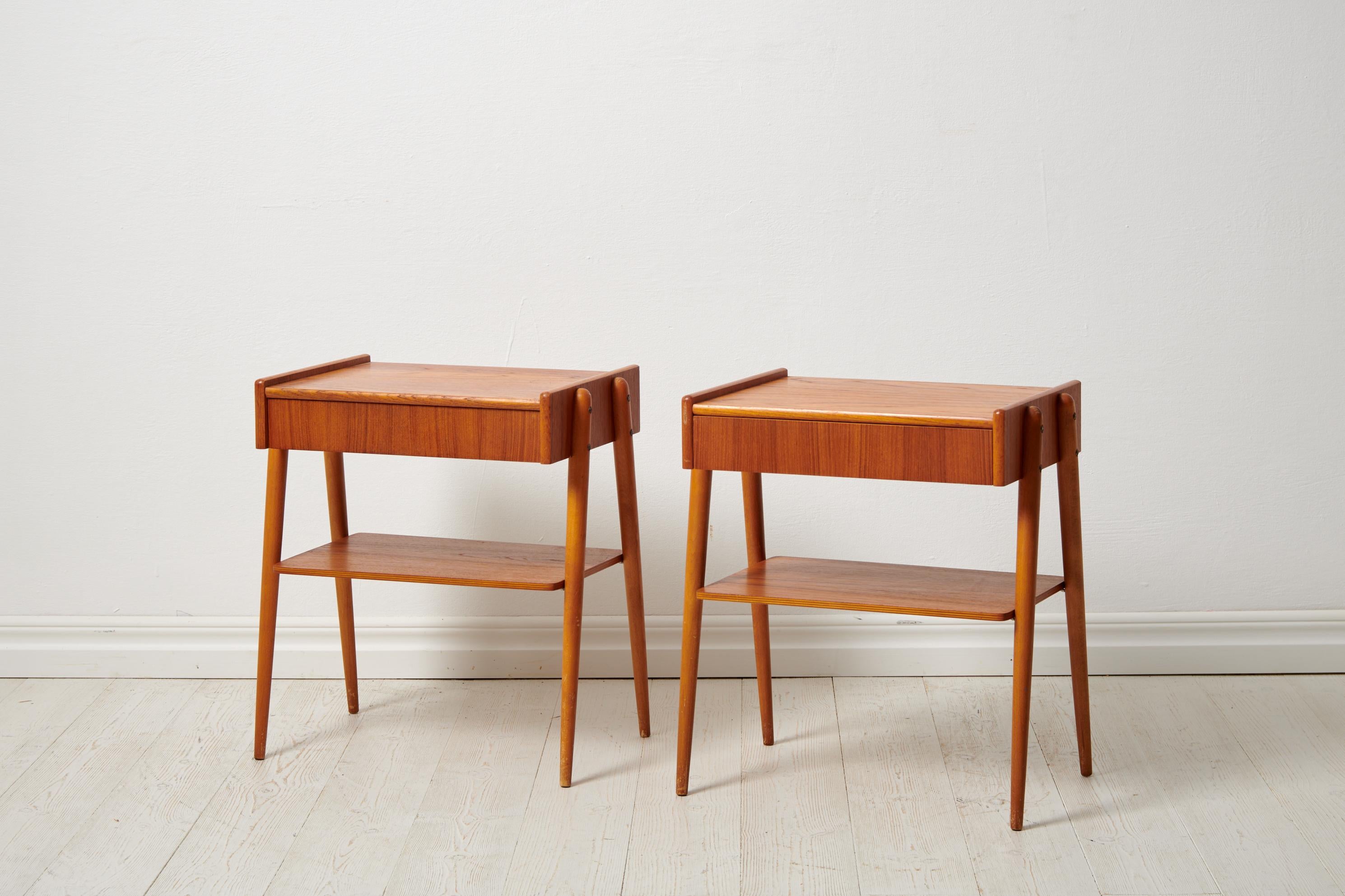 Entrez dans l'allure du milieu du siècle avec ces tables de nuit modernes suédoises en teck fabriquées par AB Carlssons & Co. möbelfabrik datant des années 1960. Ce duo dynamique comporte à la fois une étagère pratique et un tiroir, alliant
