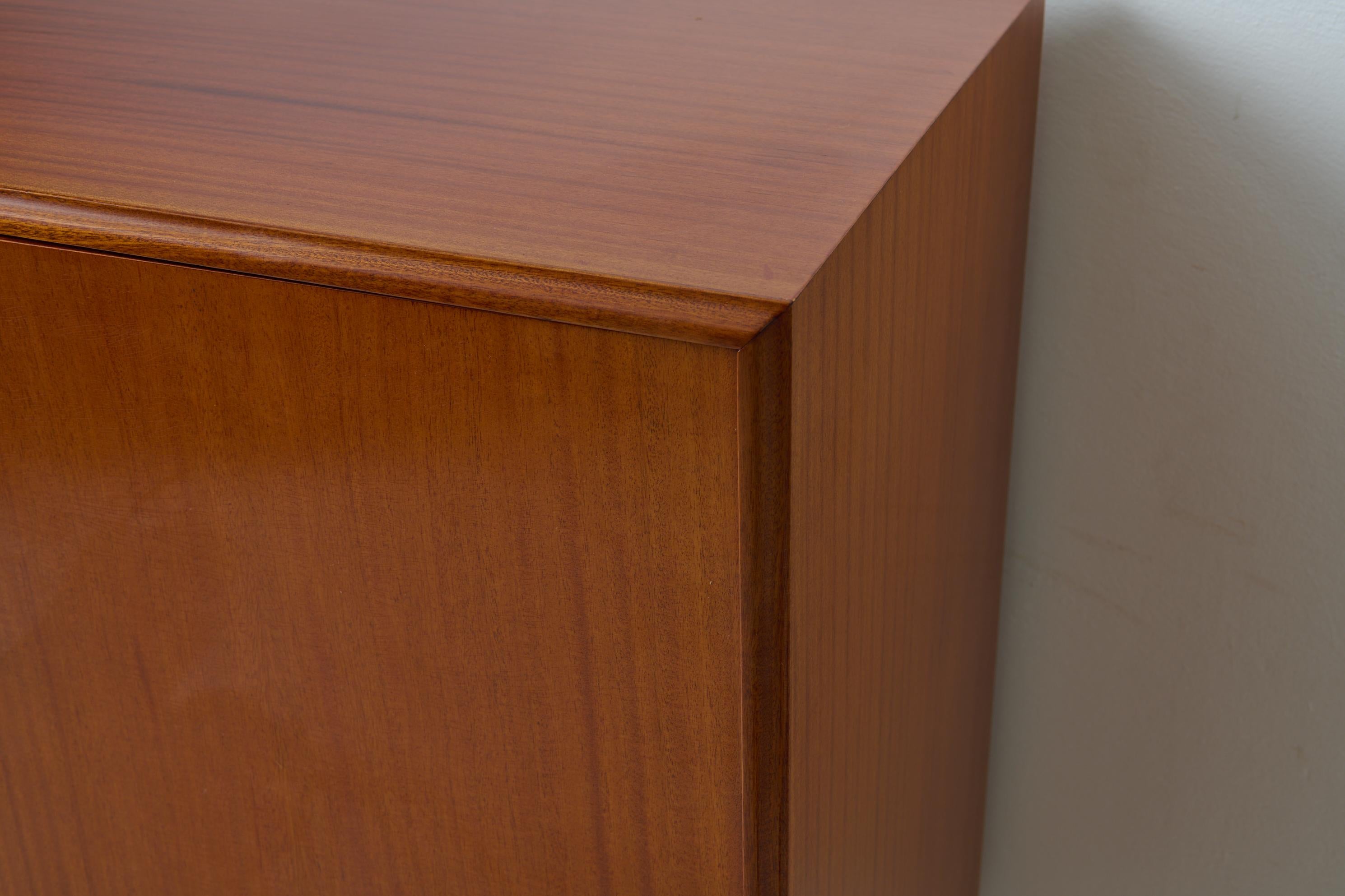 Armoire vintage scandinave suédoise moderne avec placage et quincaillerie en laiton en vente 4
