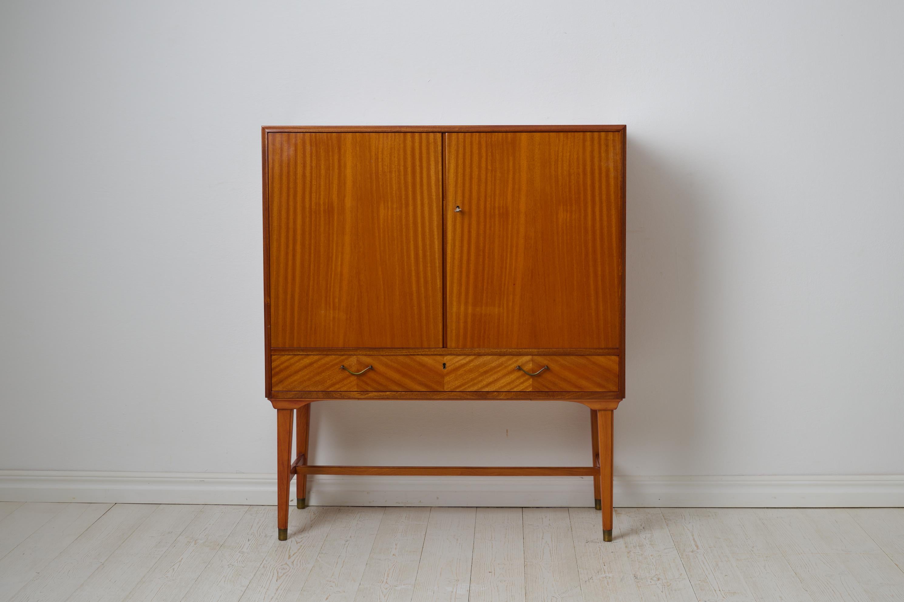 Scandinave moderne Armoire vintage scandinave suédoise moderne avec placage et quincaillerie en laiton en vente
