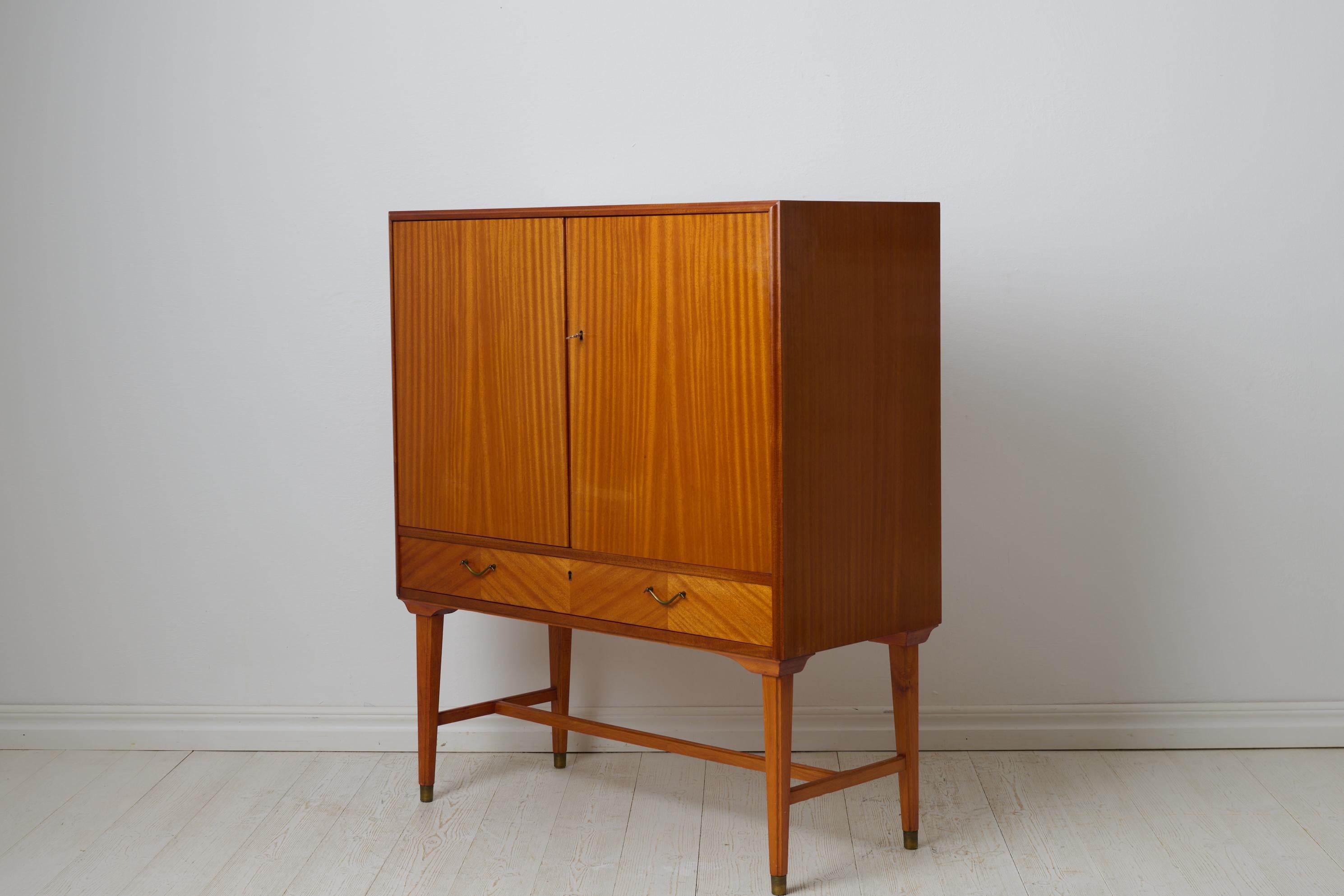 Suédois Armoire vintage scandinave suédoise moderne avec placage et quincaillerie en laiton en vente