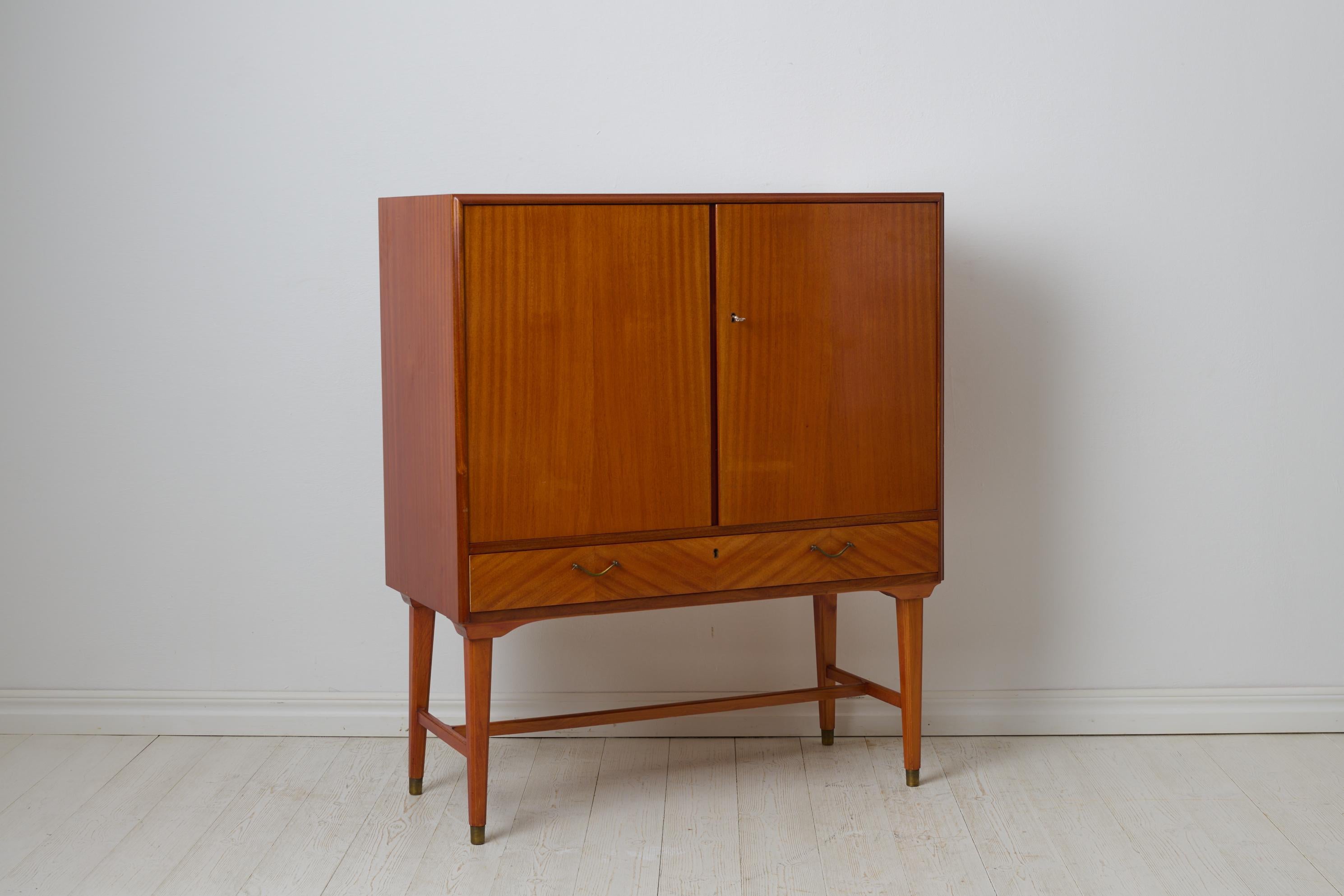 Armoire vintage scandinave suédoise moderne avec placage et quincaillerie en laiton Bon état - En vente à Kramfors, SE