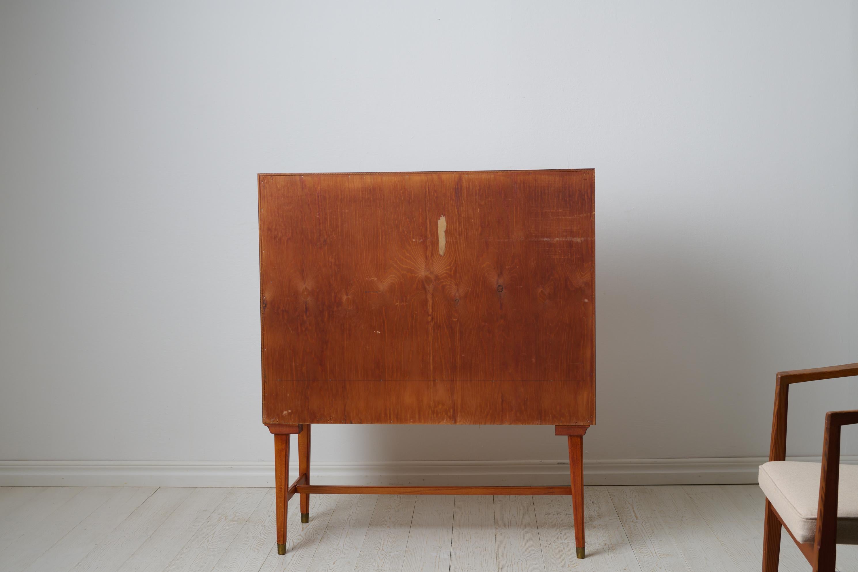 20ième siècle Armoire vintage scandinave suédoise moderne avec placage et quincaillerie en laiton en vente