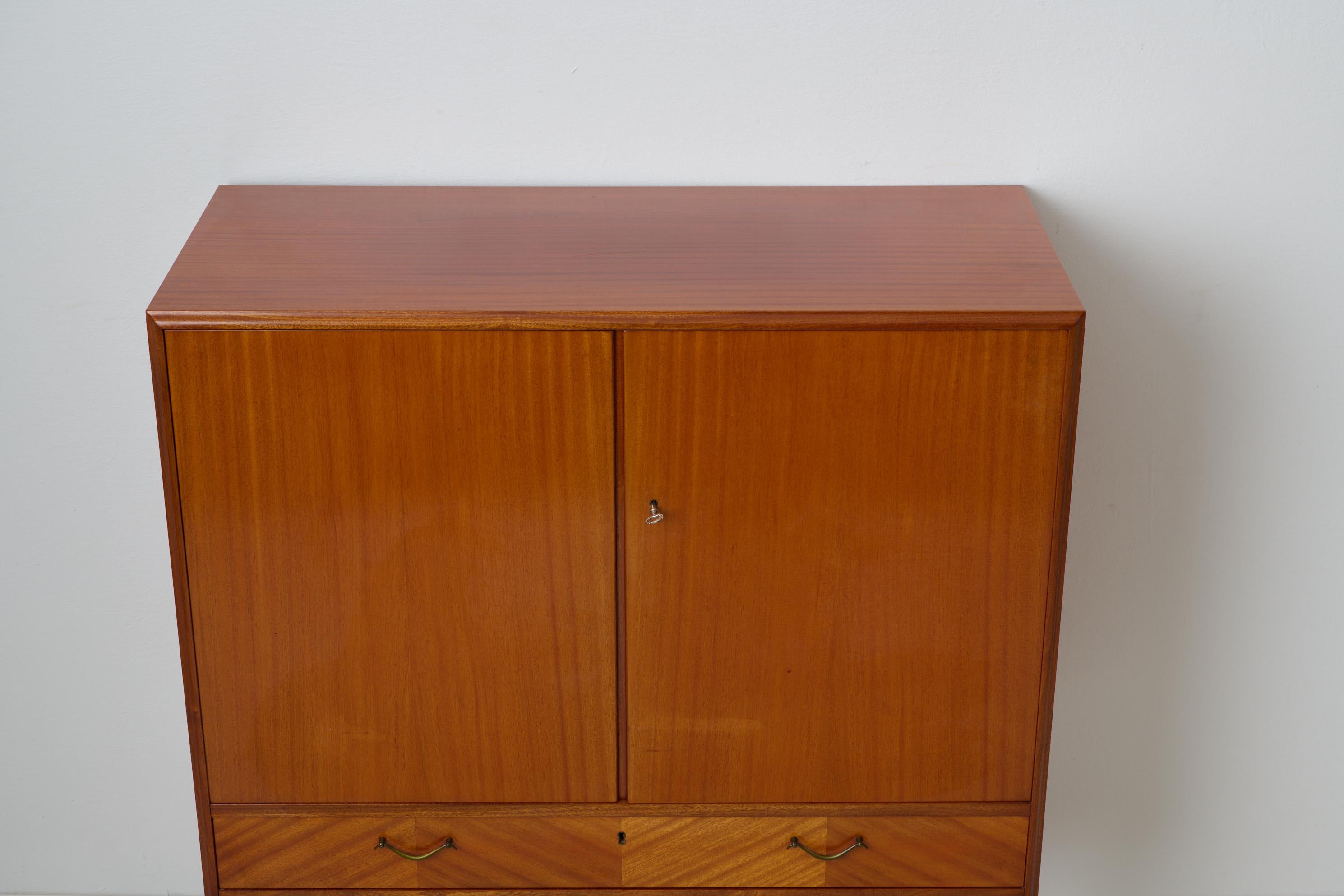 Bois Armoire vintage scandinave suédoise moderne avec placage et quincaillerie en laiton en vente