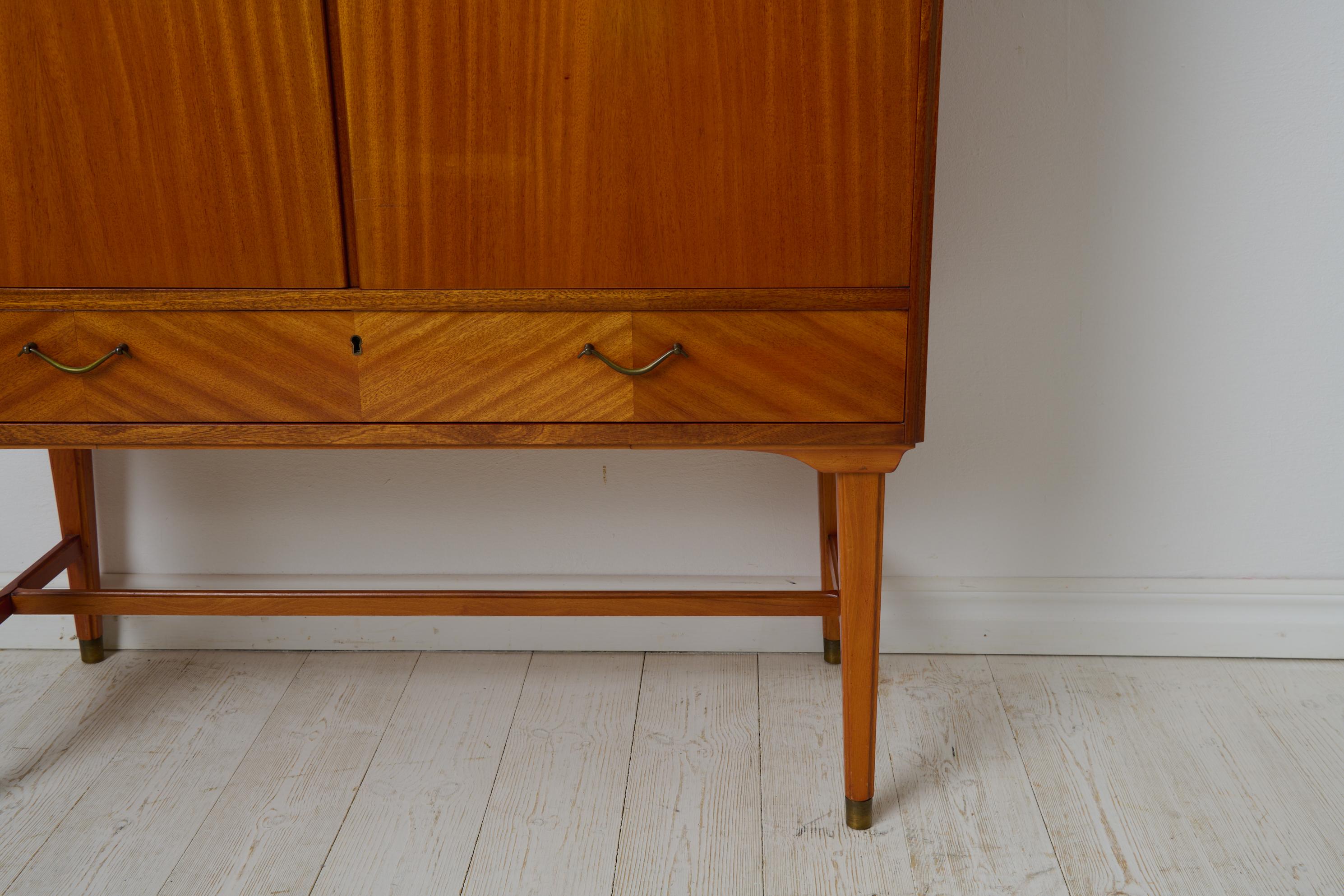 Armoire vintage scandinave suédoise moderne avec placage et quincaillerie en laiton en vente 1