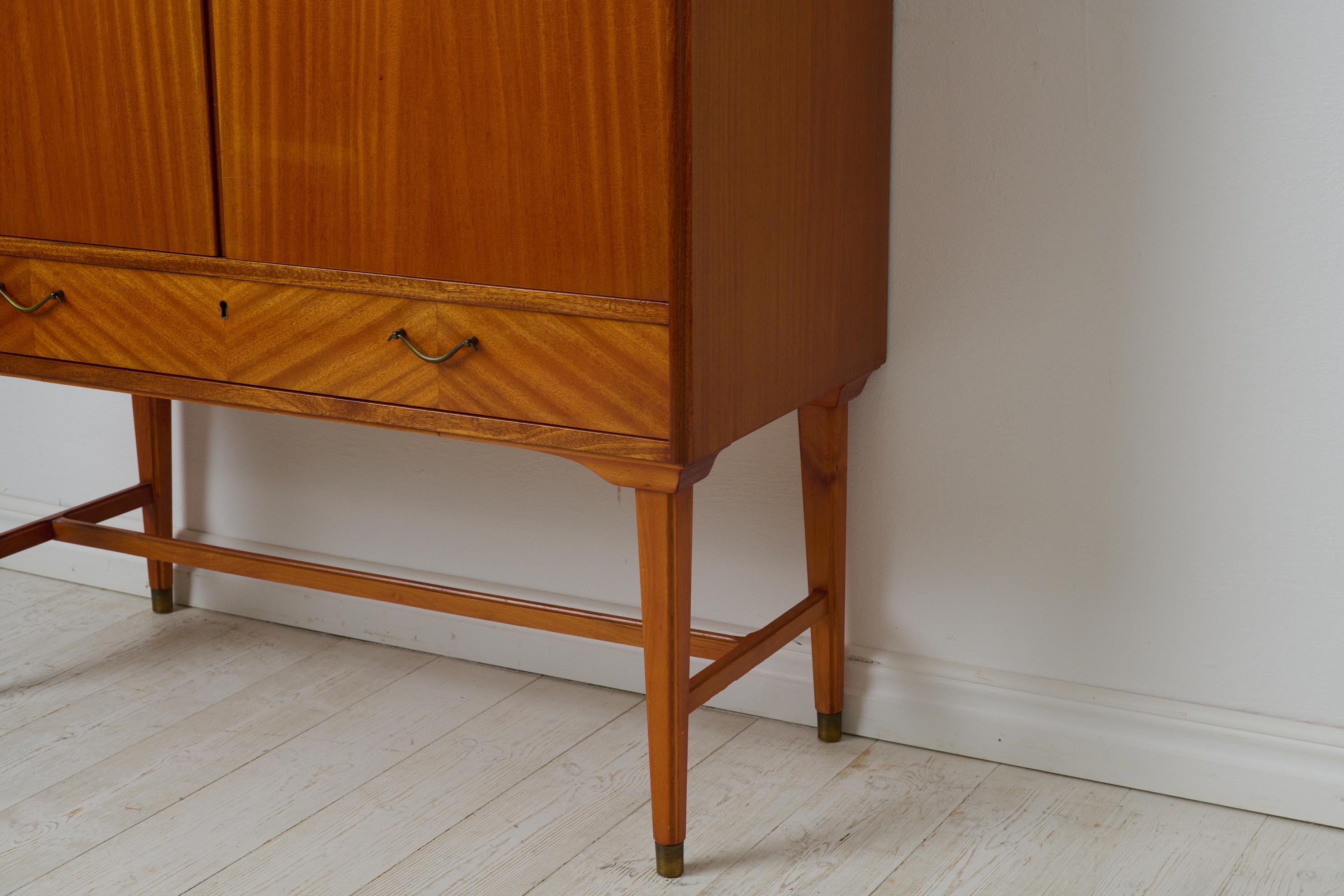 Armoire vintage scandinave suédoise moderne avec placage et quincaillerie en laiton en vente 2