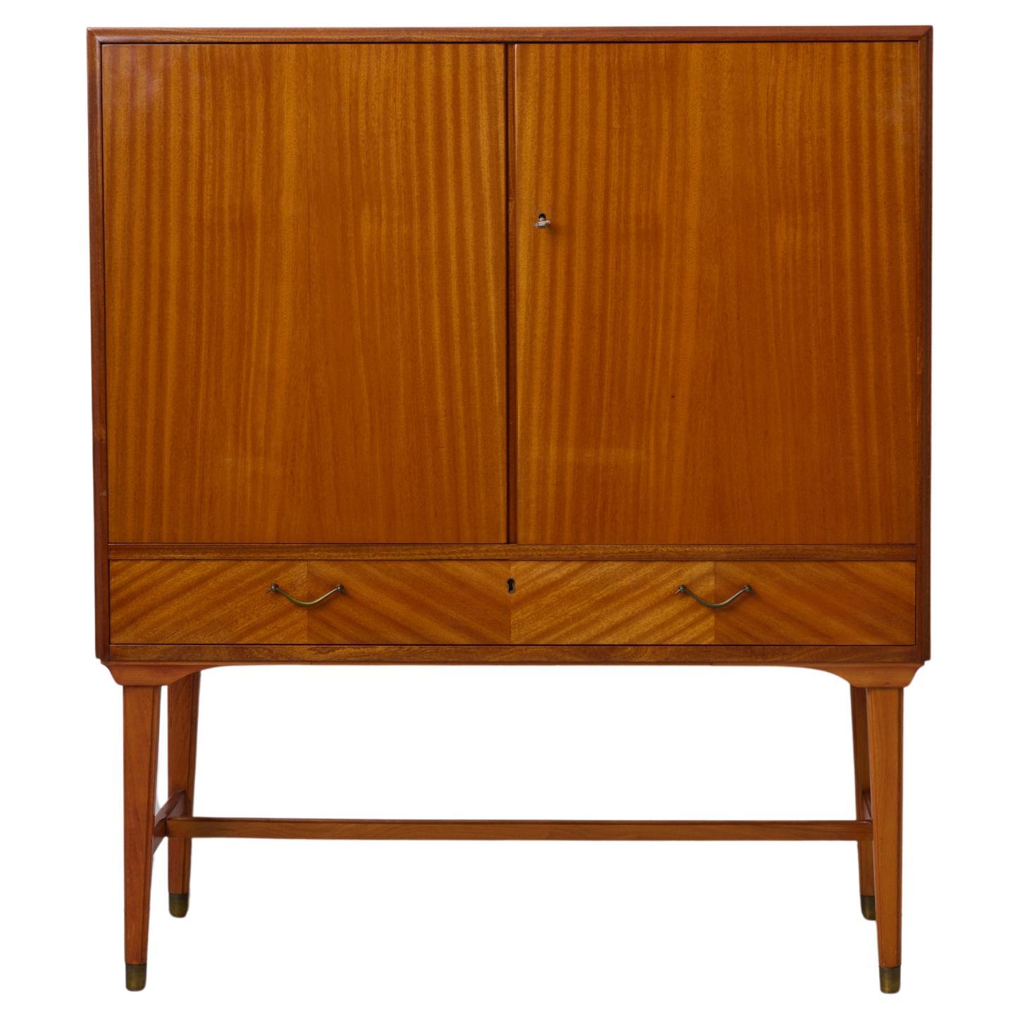 Armoire vintage scandinave suédoise moderne avec placage et quincaillerie en laiton en vente
