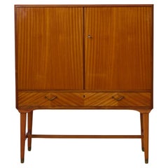 Armario Vintage Escandinavo Sueco Moderno con Chapa de Madera y Herrajes de Latón