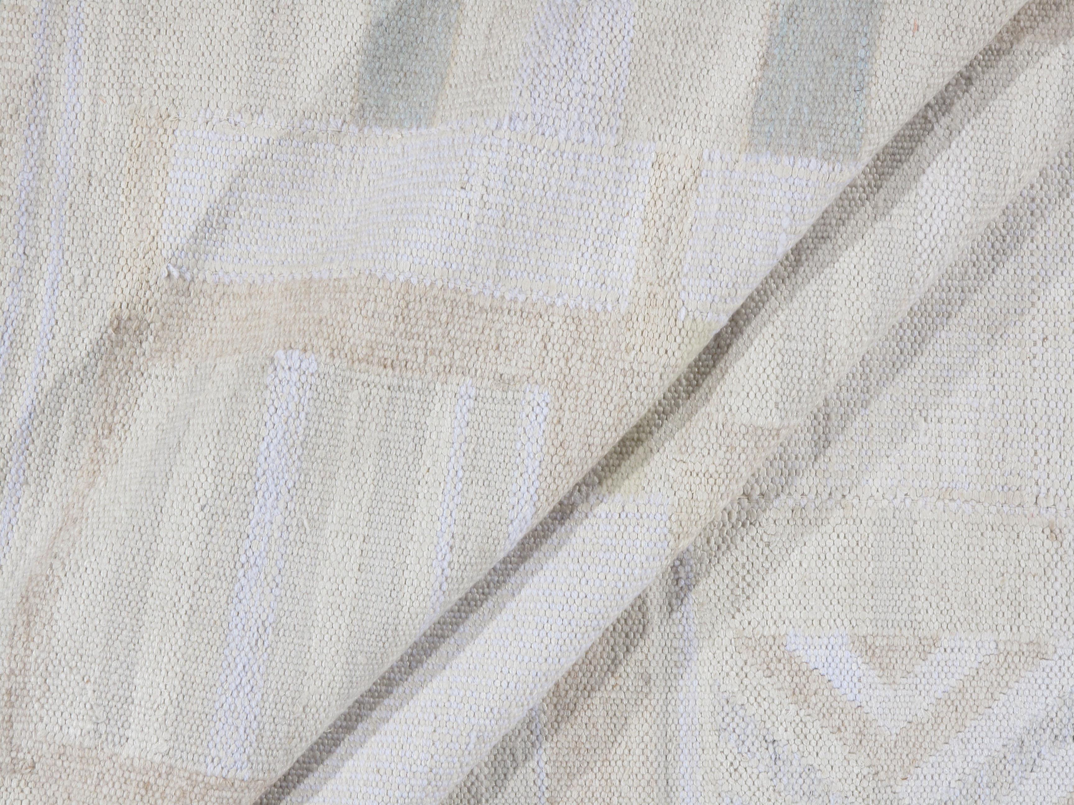 Skandinavischer Flachgewebe-Teppich im schwedischen Stil aus der Kollektion deco. Schwedischer Kilim-Deco-Teppich. Dieser in Indien handgewebte Kelim wurde in Anlehnung an das saubere und schlichte Aussehen schwedischer Designs gestaltet, um einen