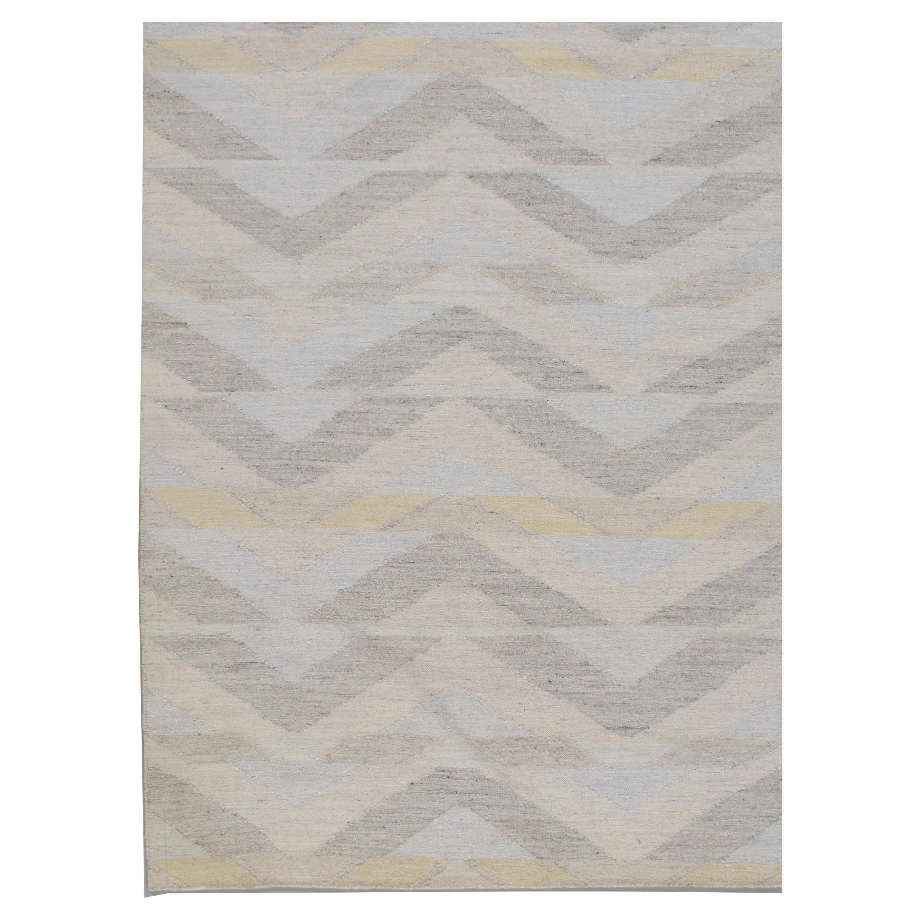 Scandinavian Swedish Style Flatweave Collection Deco Teppich, 8' x 10'. Dieser in Indien aus einer Kombination von Wolle und Viskose handgewebte Kilim wurde in Anlehnung an das saubere und schlichte Aussehen schwedischer Designs gestaltet, um einen