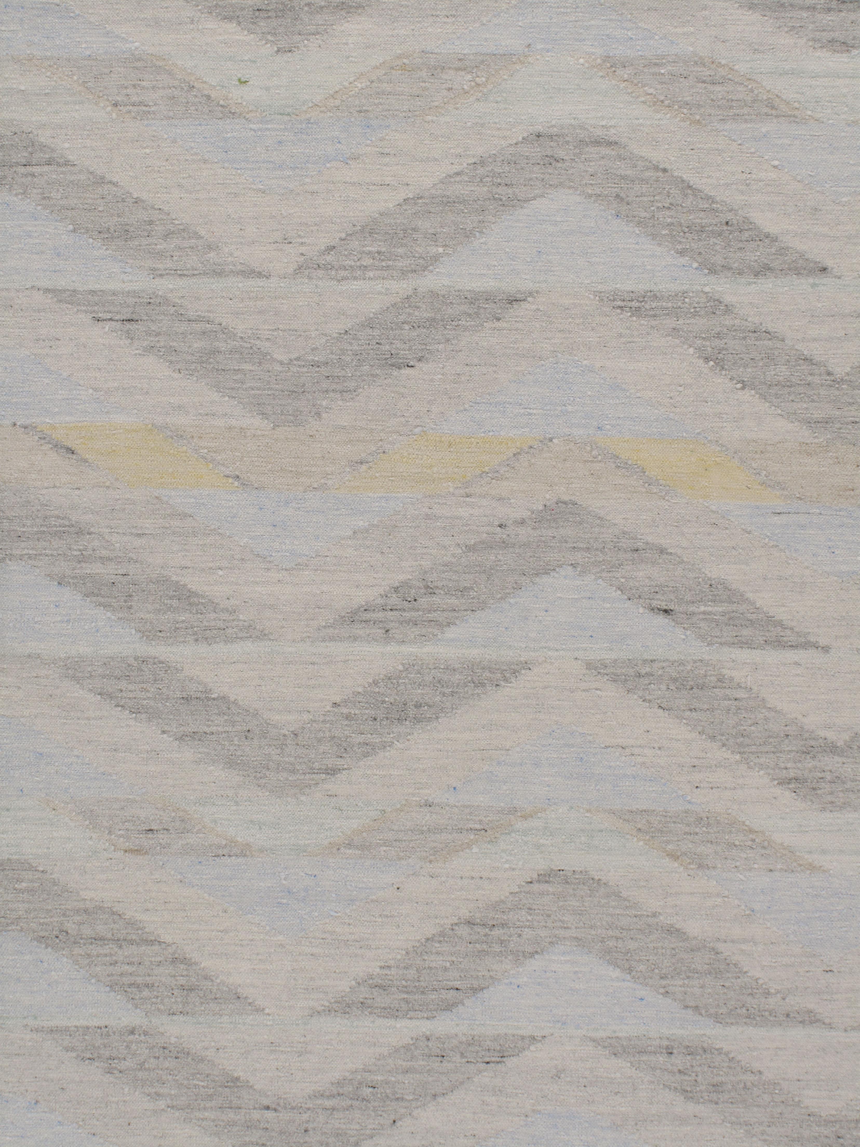 Skandinavischer Flachgewebe-Deko-Teppich im schwedischen Stil in Elfenbein, weichem Blau und Blau  8'x10' im Zustand „Neu“ im Angebot in New York, NY