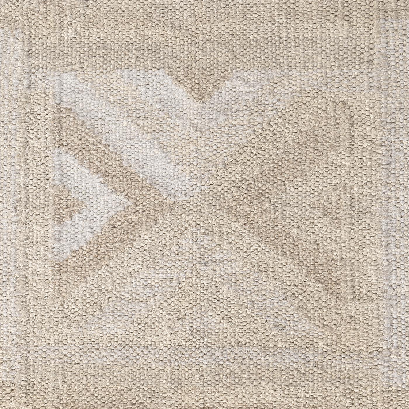 Tappeto deco a trama piatta in stile scandinavo svedese, 9' x 12'. Tessuto a mano in India con una combinazione di lana e viscosa, questo Rug & Kilim si ispira all'aspetto semplice e pulito degli am designs scandinavi per creare un tappeto che ha