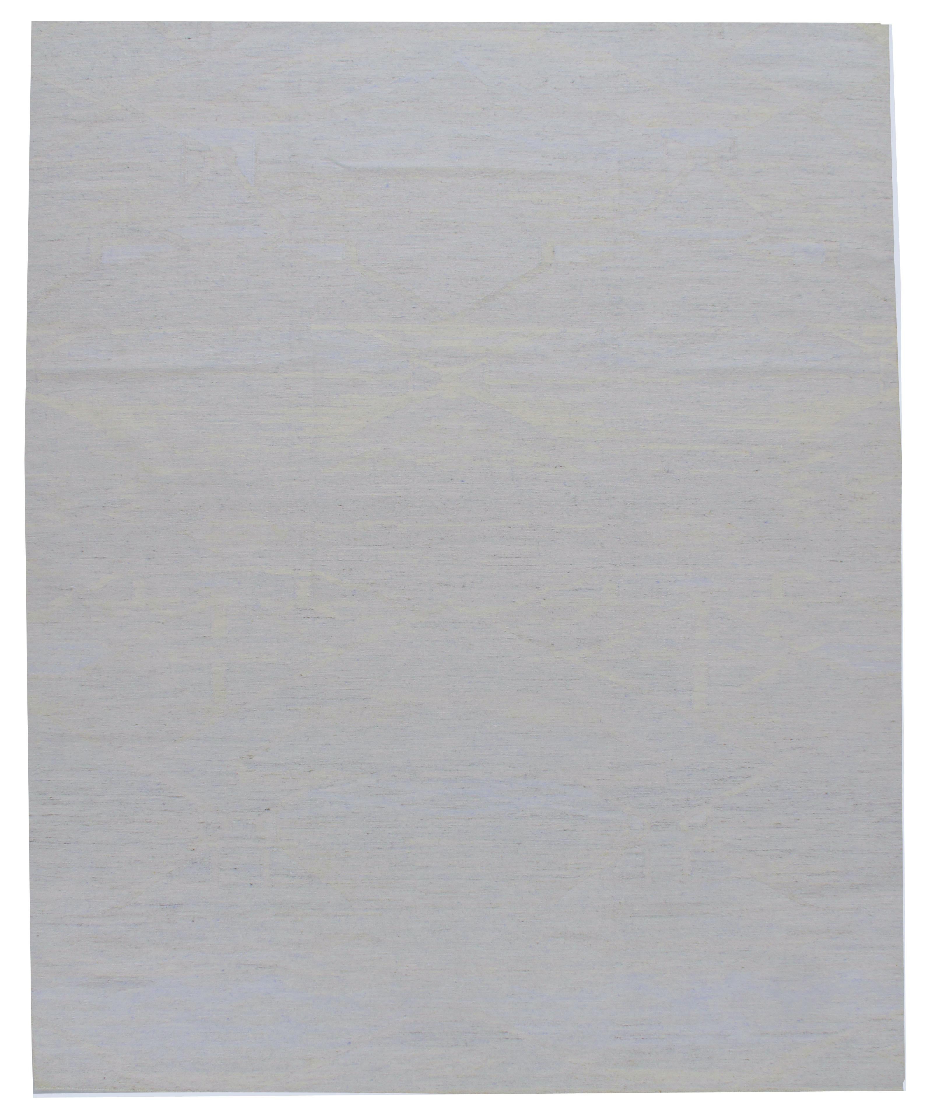 Skandinavische schwedischen Stil Flatweave Deco Teppich grau blau 10'1 x 13'6. Dieser in Indien handgewebte Kelim aus Wolle und Viskose wurde nach dem sauberen und schlichten Look schwedischer Designs gestaltet, um einen Teppich zu schaffen, der