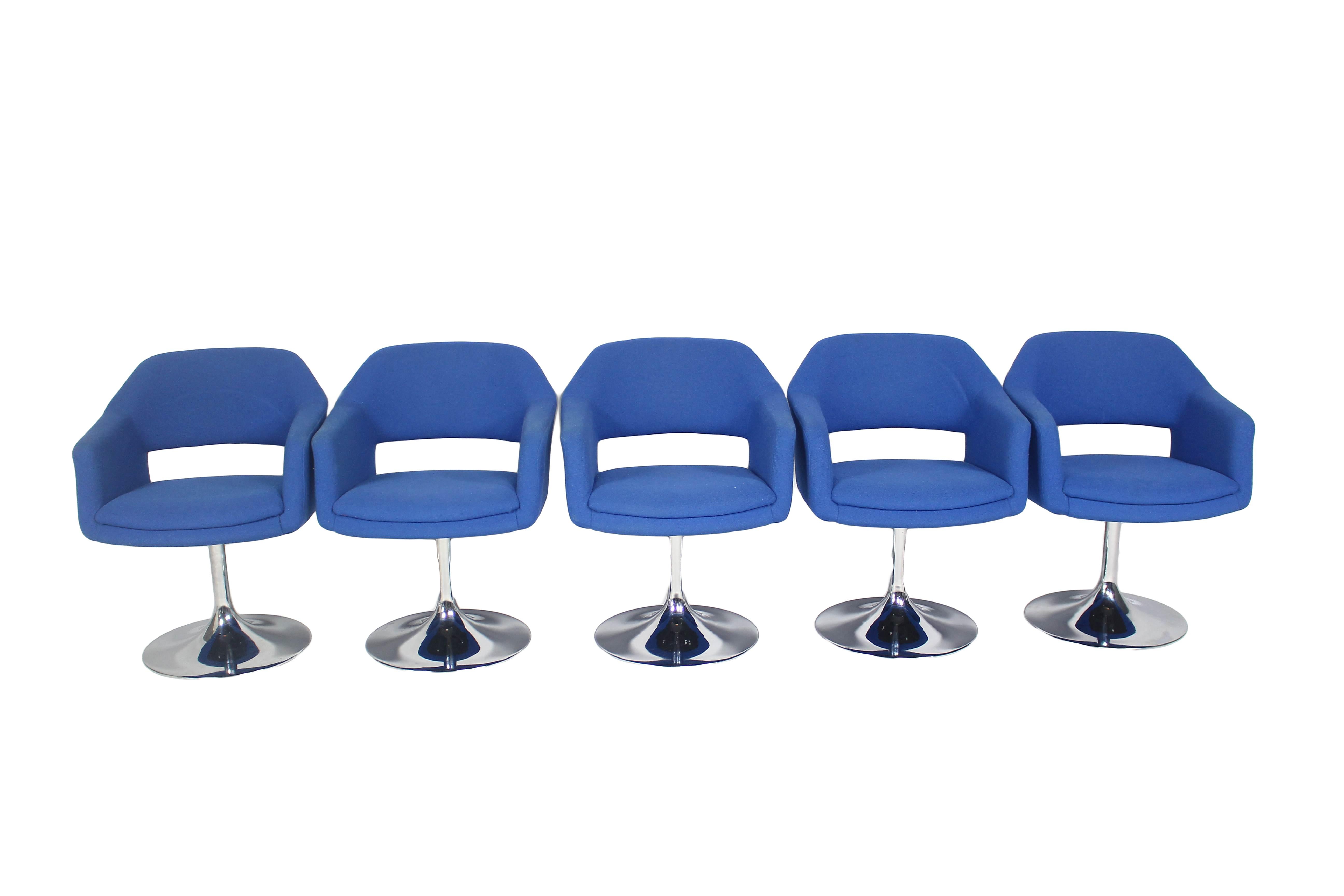 Ensemble de 5 chaises pivotantes modèle Largo.
Fabriqué par Johanson Design/One en Suède. 
Bon état.
Prix pour un ensemble de 5 chaises.