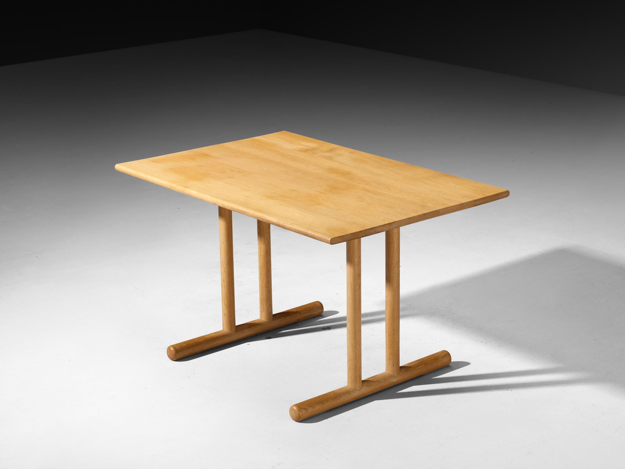 Bureau ou table de salle à manger, chêne, hêtre, Scandinavie, années 1970

Cette élégante table est un bel exemple de design scandinave des années 1970, marqué par sa simplicité et sa construction réfléchie. Fabriquée principalement en chêne massif,