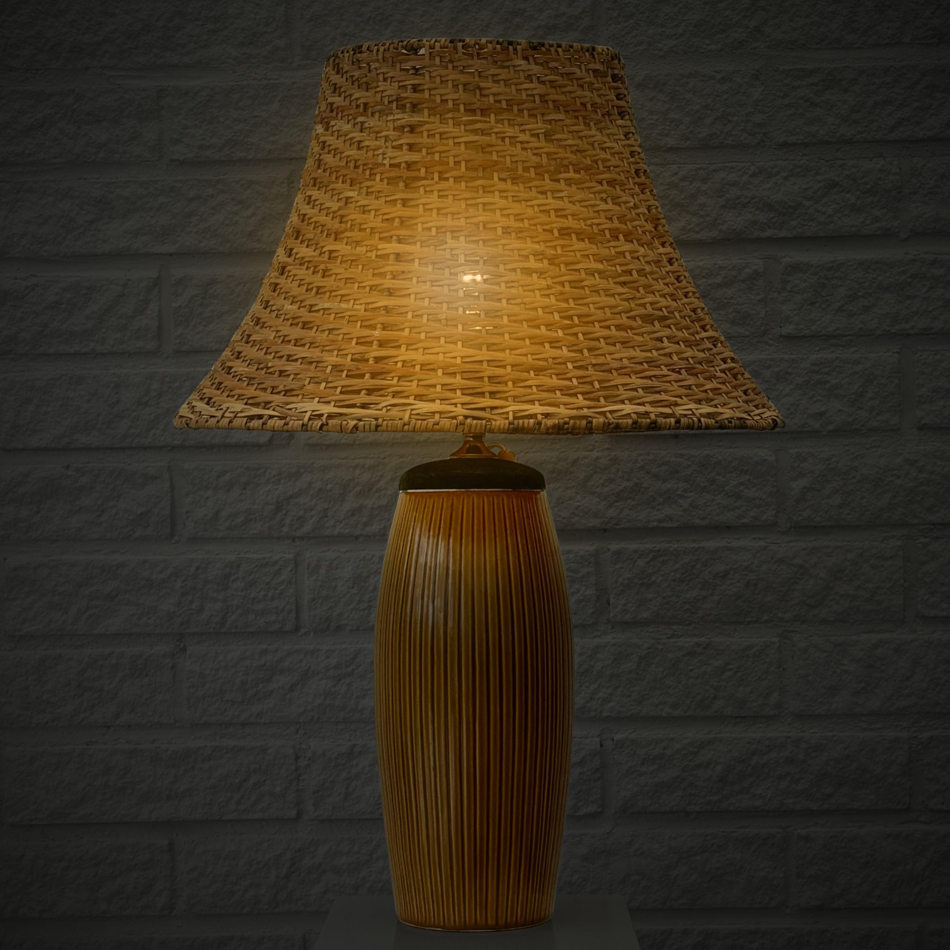 Scandinavo moderno Lampada da tavolo scandinava, Bo Fajans, ceramica e rattan, Svezia, anni '40 in vendita
