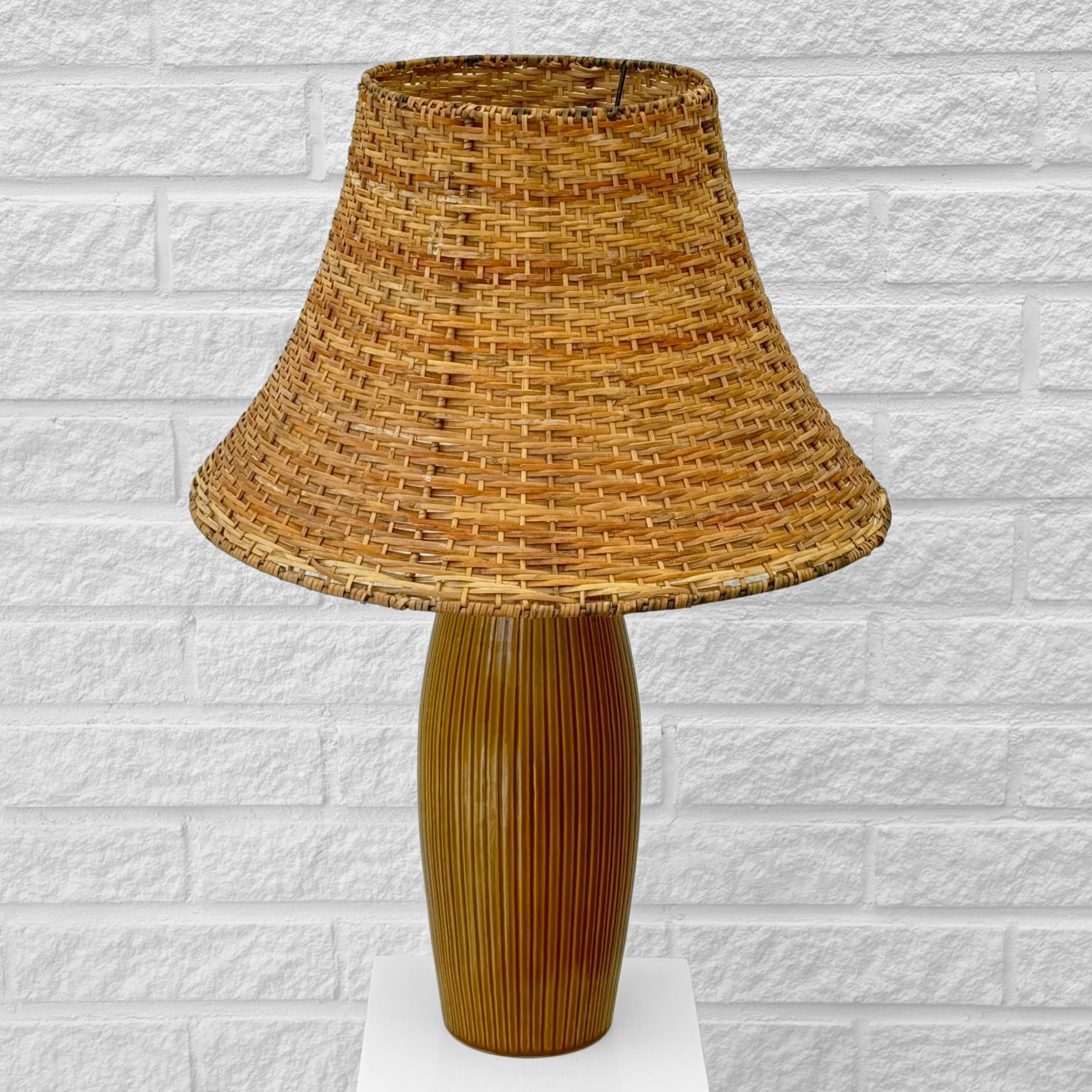 Svedese Lampada da tavolo scandinava, Bo Fajans, ceramica e rattan, Svezia, anni '40 in vendita