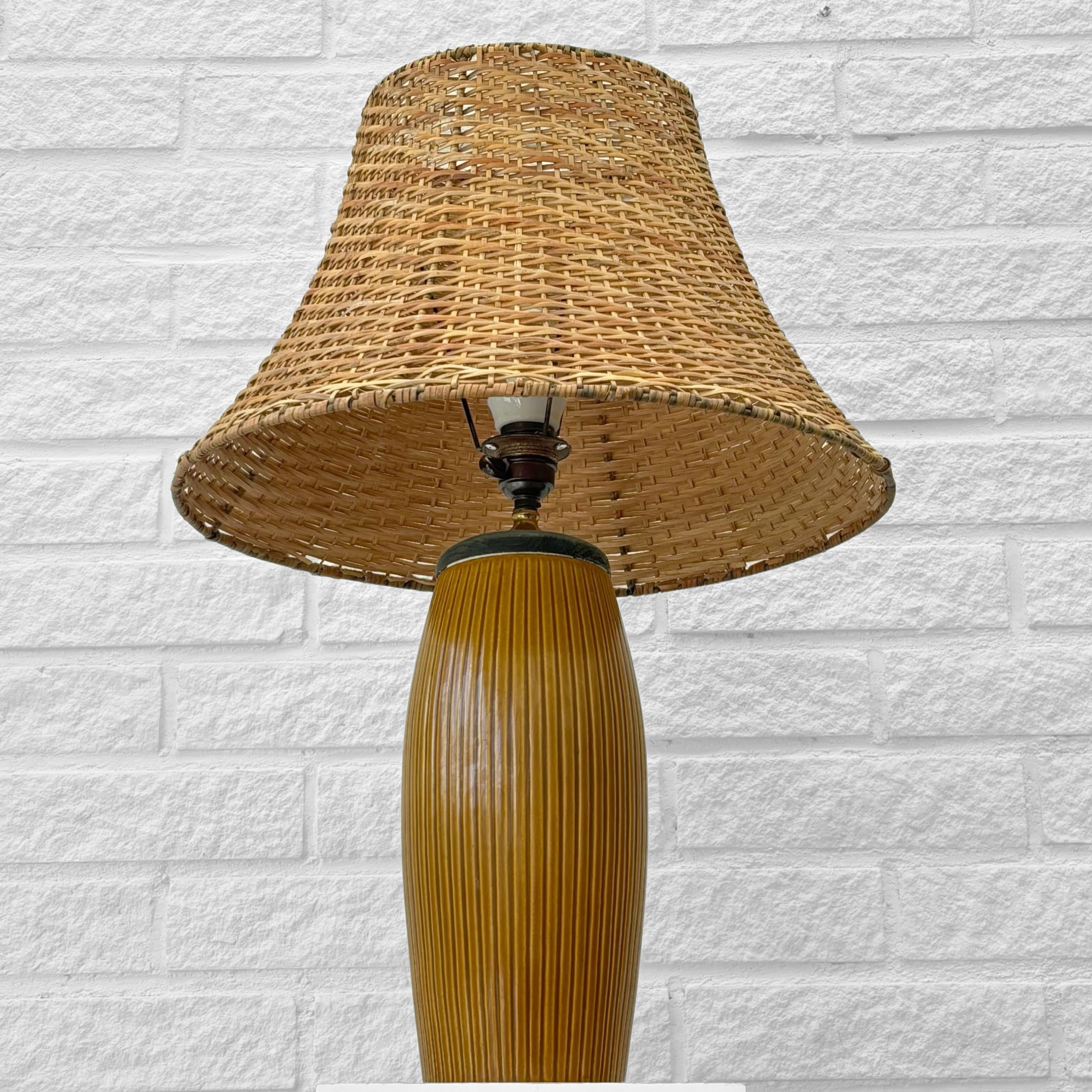 Lampada da tavolo scandinava, Bo Fajans, ceramica e rattan, Svezia, anni '40 In condizioni buone in vendita a Forserum, SE