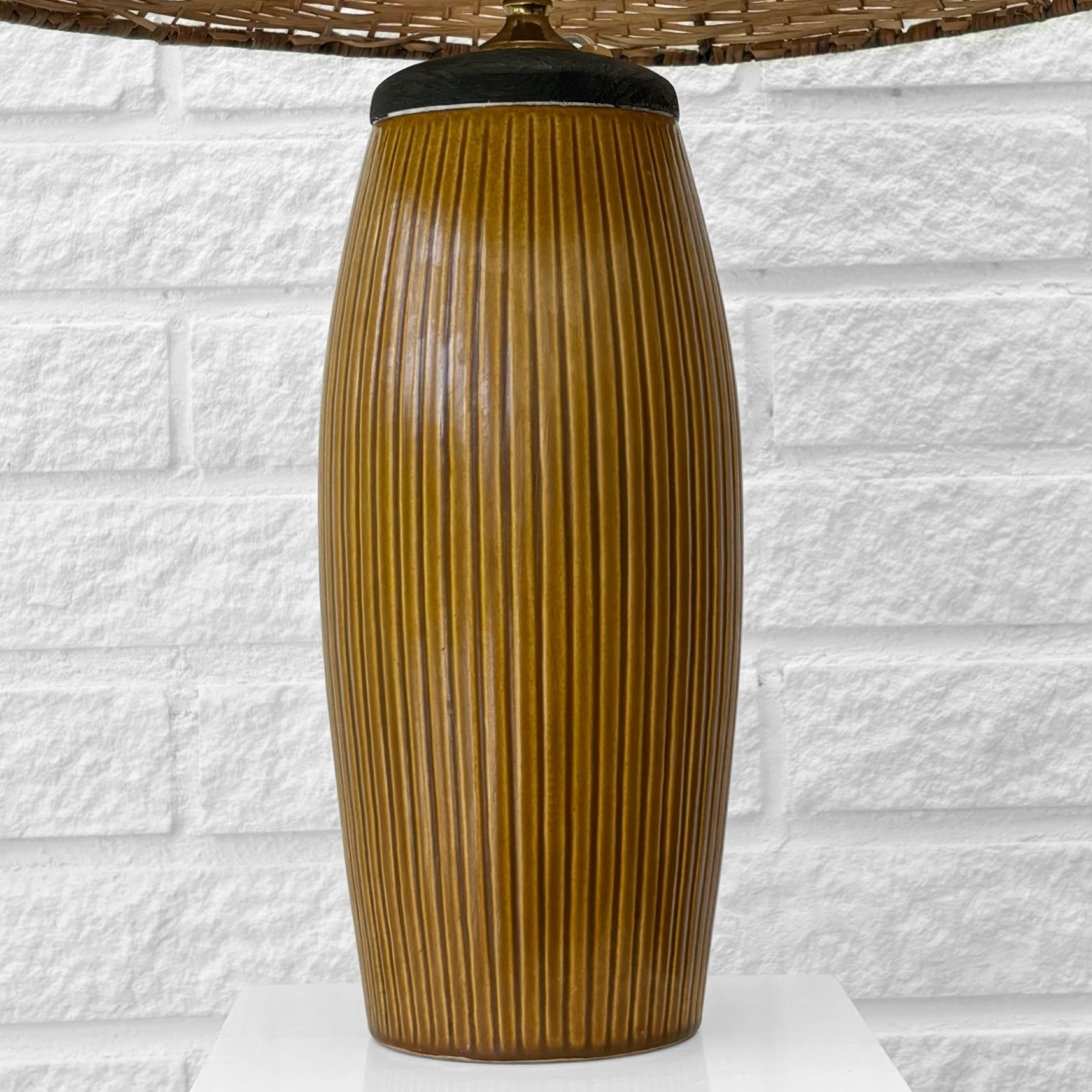 Metà XX secolo Lampada da tavolo scandinava, Bo Fajans, ceramica e rattan, Svezia, anni '40 in vendita