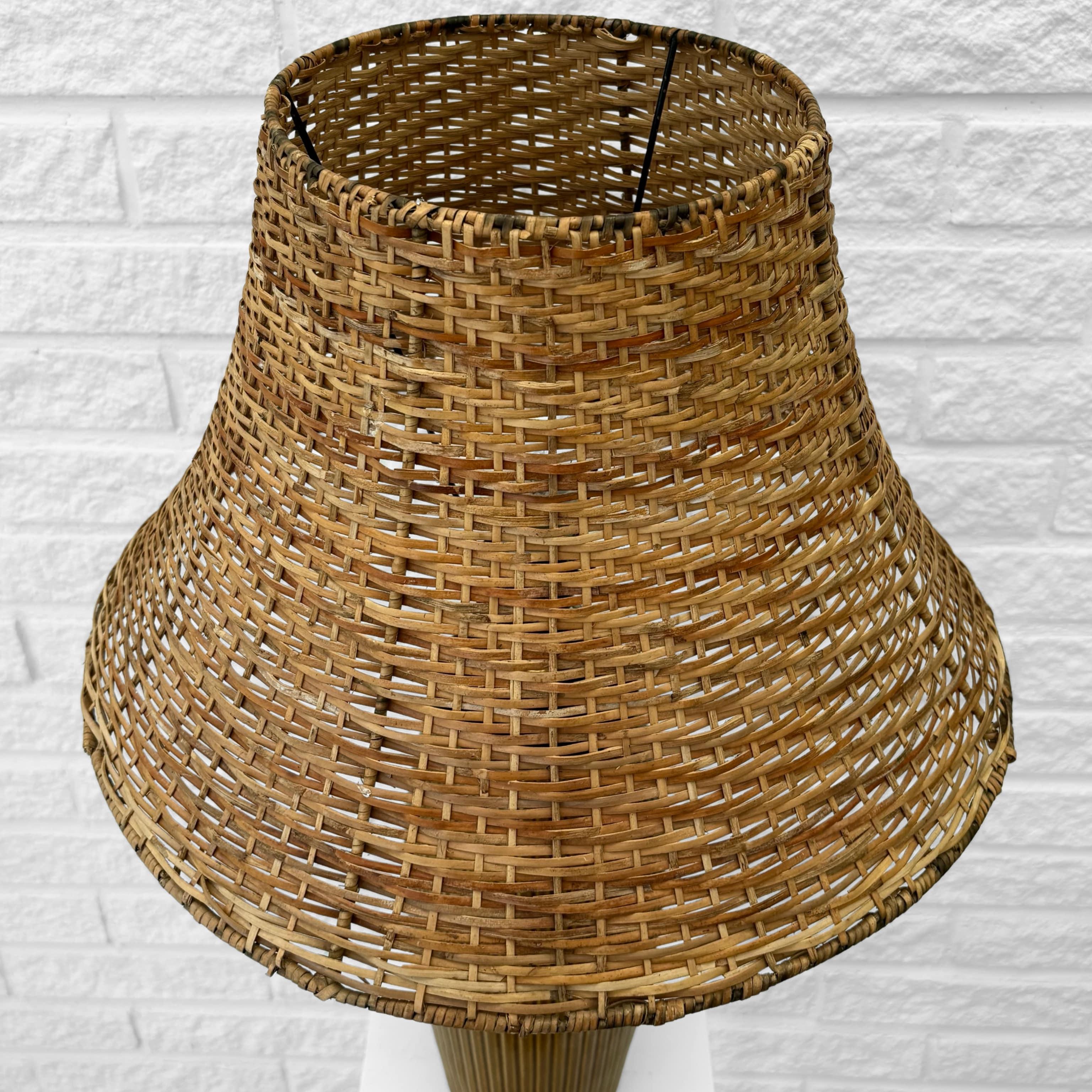 Ottone Lampada da tavolo scandinava, Bo Fajans, ceramica e rattan, Svezia, anni '40 in vendita