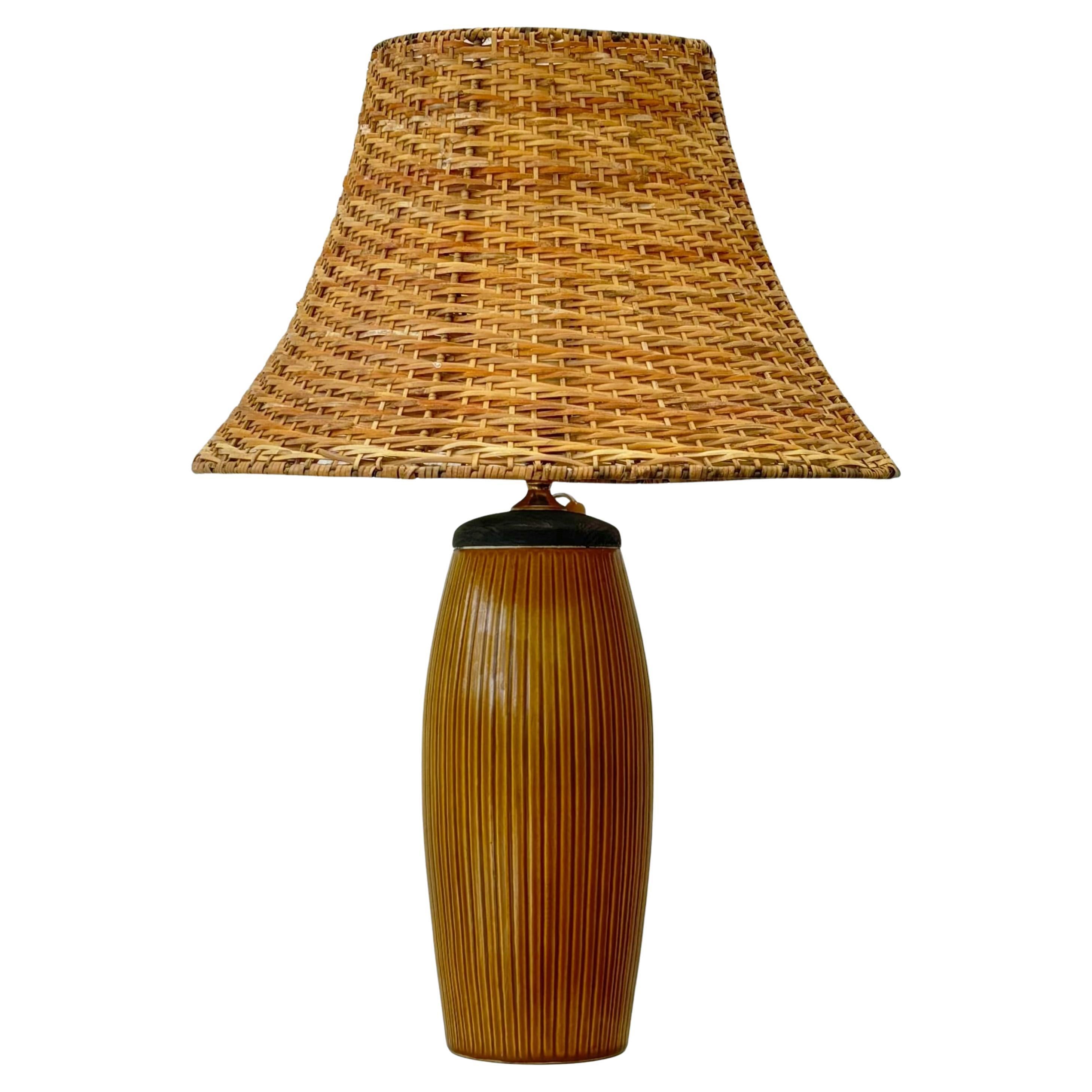 Lampada da tavolo scandinava, Bo Fajans, ceramica e rattan, Svezia, anni '40 in vendita