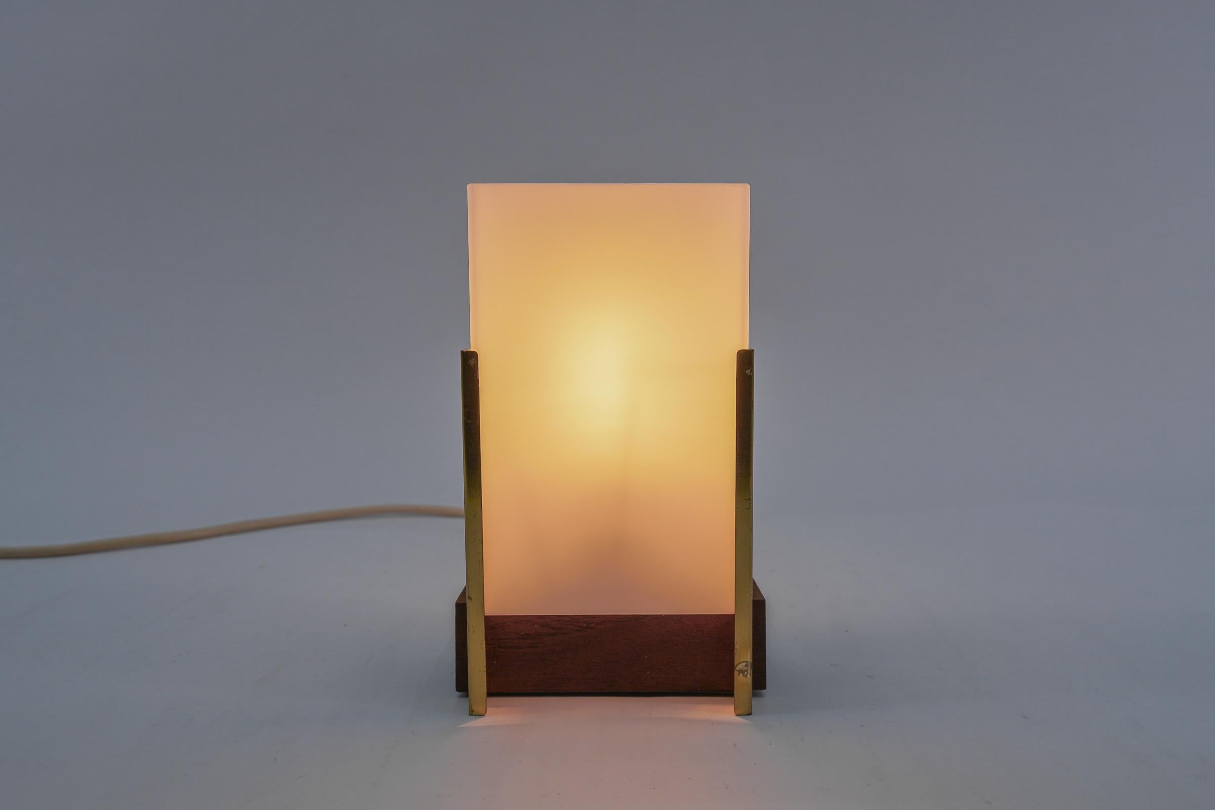 Milieu du XXe siècle Lampe de bureau scandinave en teck, verre opale et laiton, années 1960  en vente