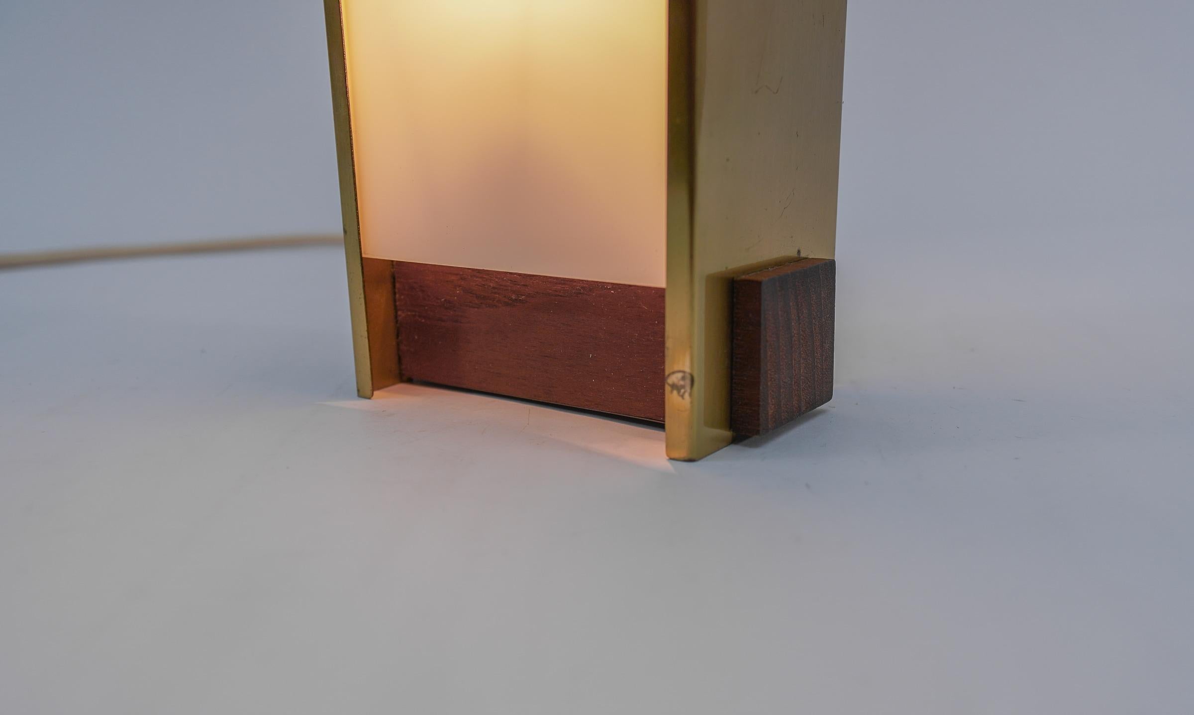 Lampe de bureau scandinave en teck, verre opale et laiton, années 1960  en vente 1