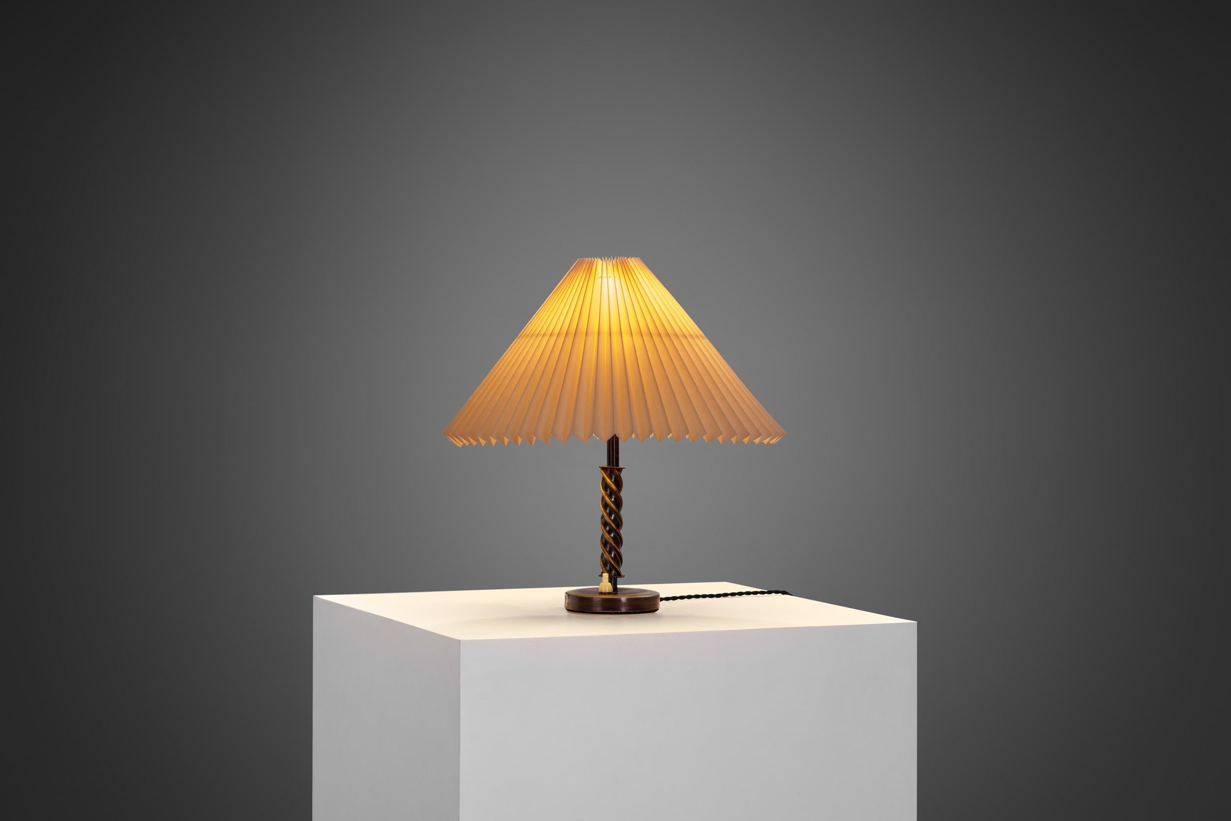 This table lamp has an essentially Scandinavian look, with a combination of interesting material choices and design. Scandinavian aesthetics left an indelible mark, exemplified by this table lamp from the first half of the 20th century, seamlessly