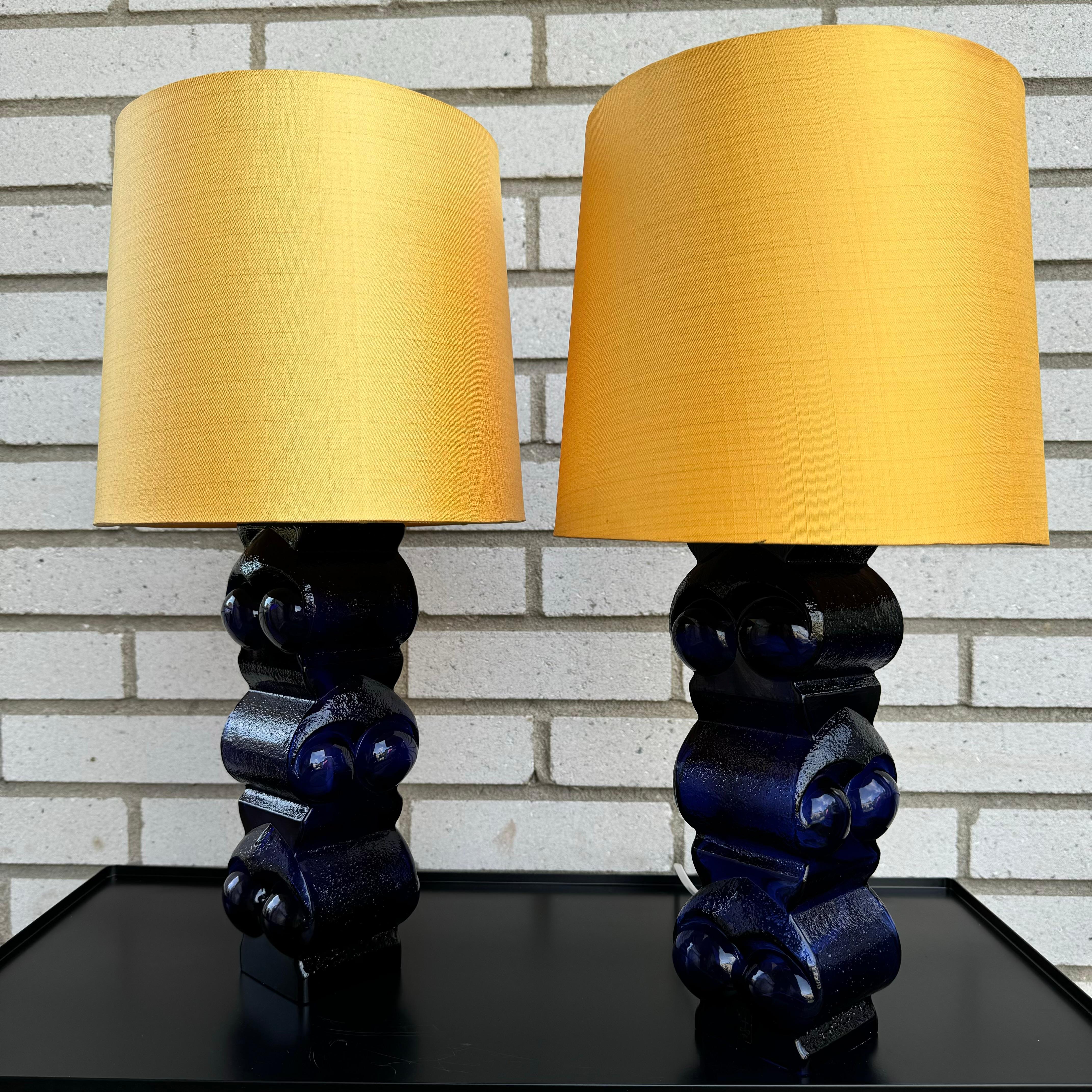 Paire de lampes de table suédoises en verre par Bengt Edenfalk pour Skruf, 1970

Chaque lampe est signée dans le verre par une gravure et un autocollant. 

La hauteur est celle de la douille de la lampe. 

Les abat-jour sont inclus.
