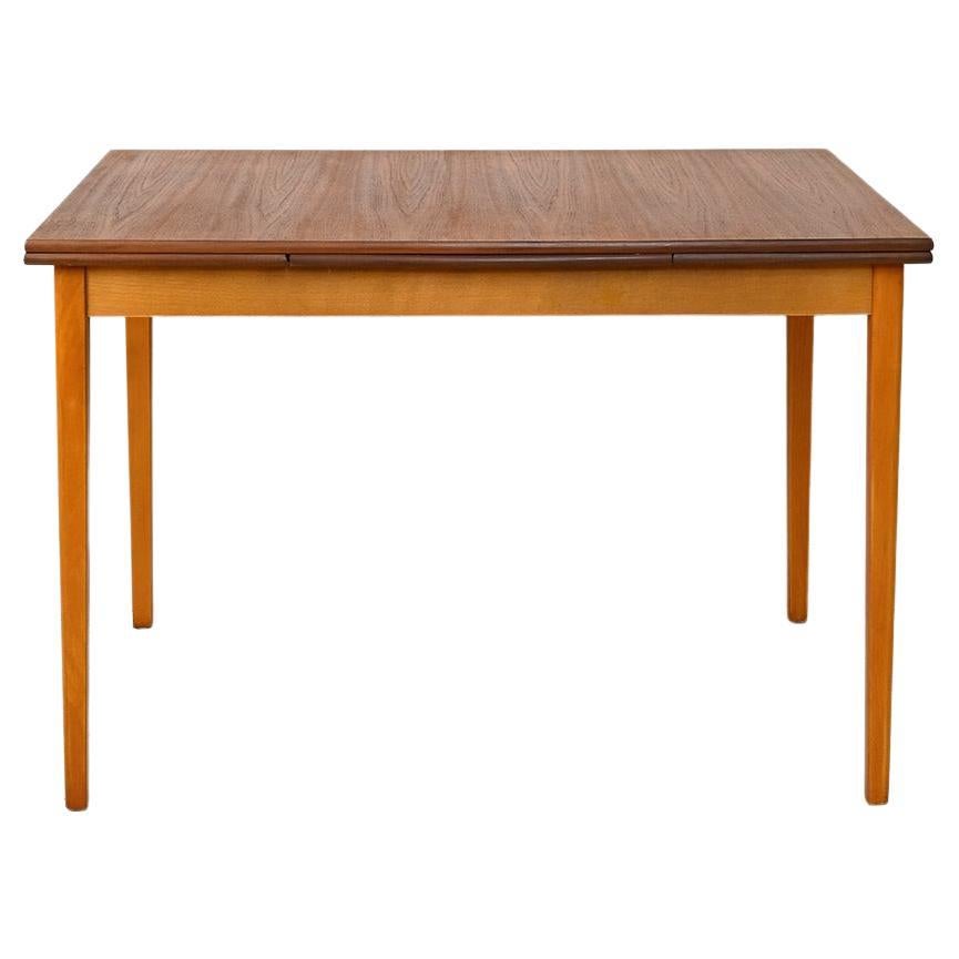Table scandinave avec planches coulissantes