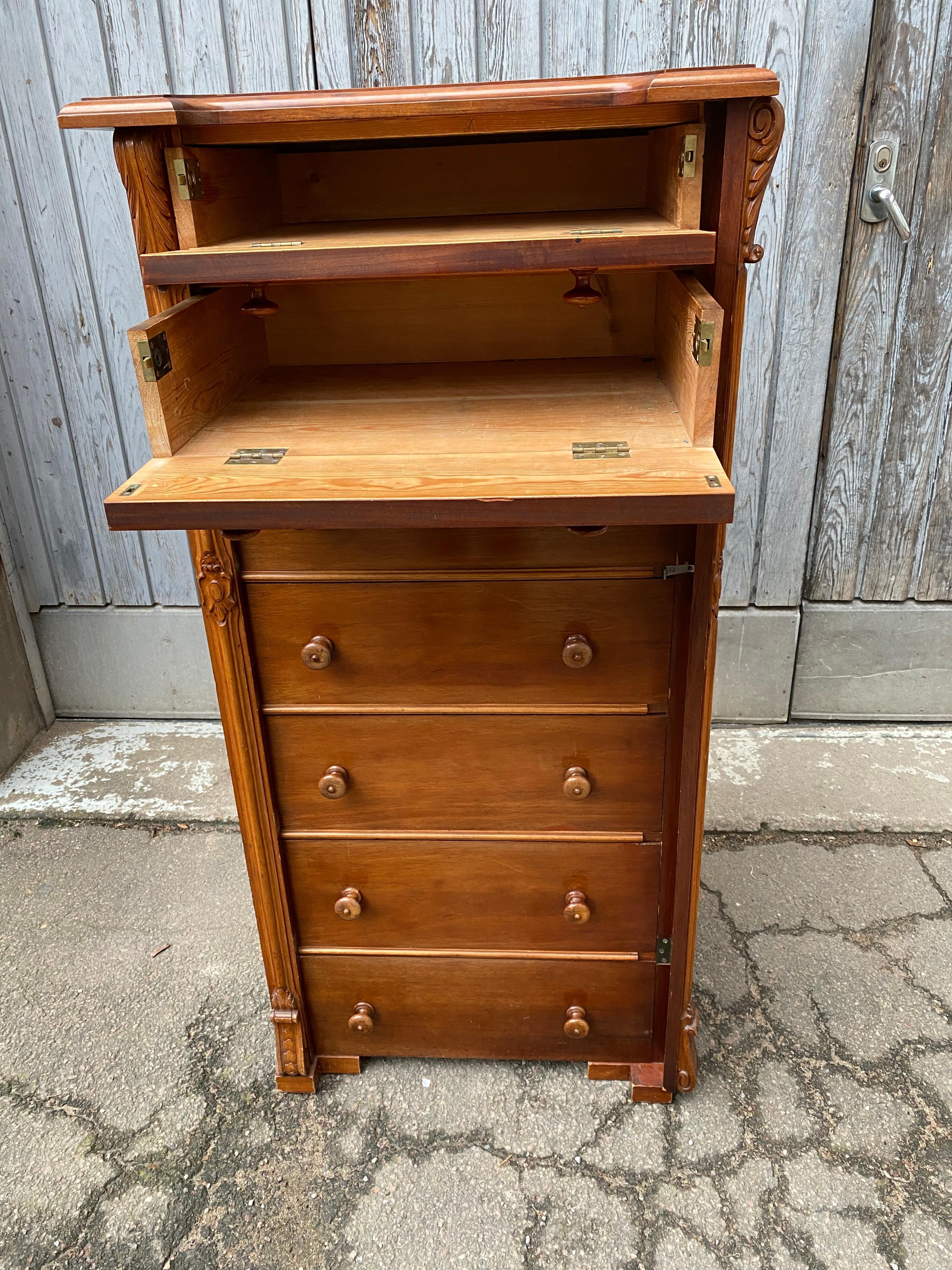 Mid-20th Century Scandinavian Tall and Narrow 7 Drawers Chest in Mahogany For Sale