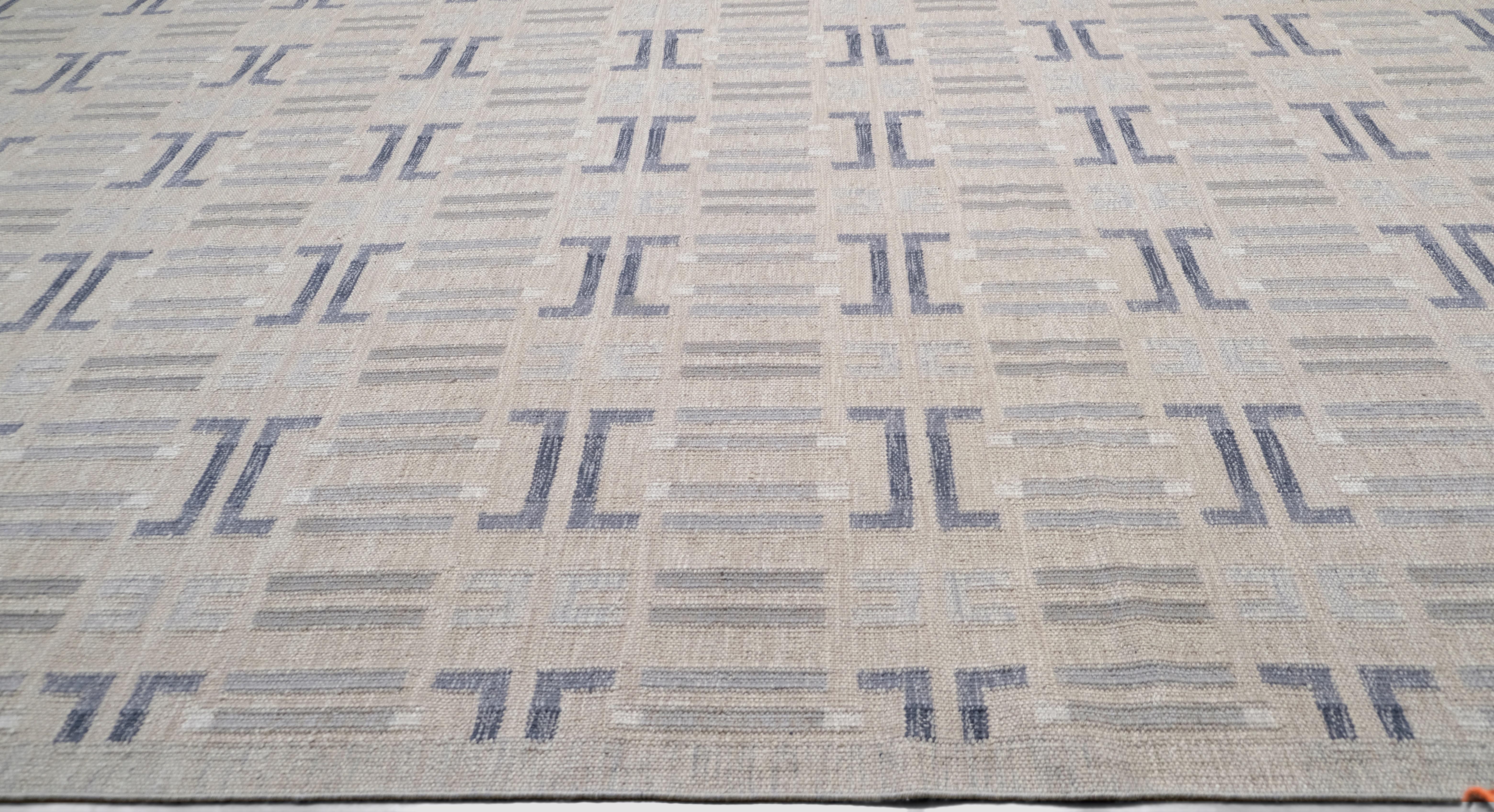 Introduisez de l'élégance et de la modernité dans vos intérieurs avec ce tapis en laine. Ce tapis présente un motif géométrique distinctif composé de motifs imbriqués dans des tons taupe et bleu, offrant une esthétique contemporaine qui s'intègre à