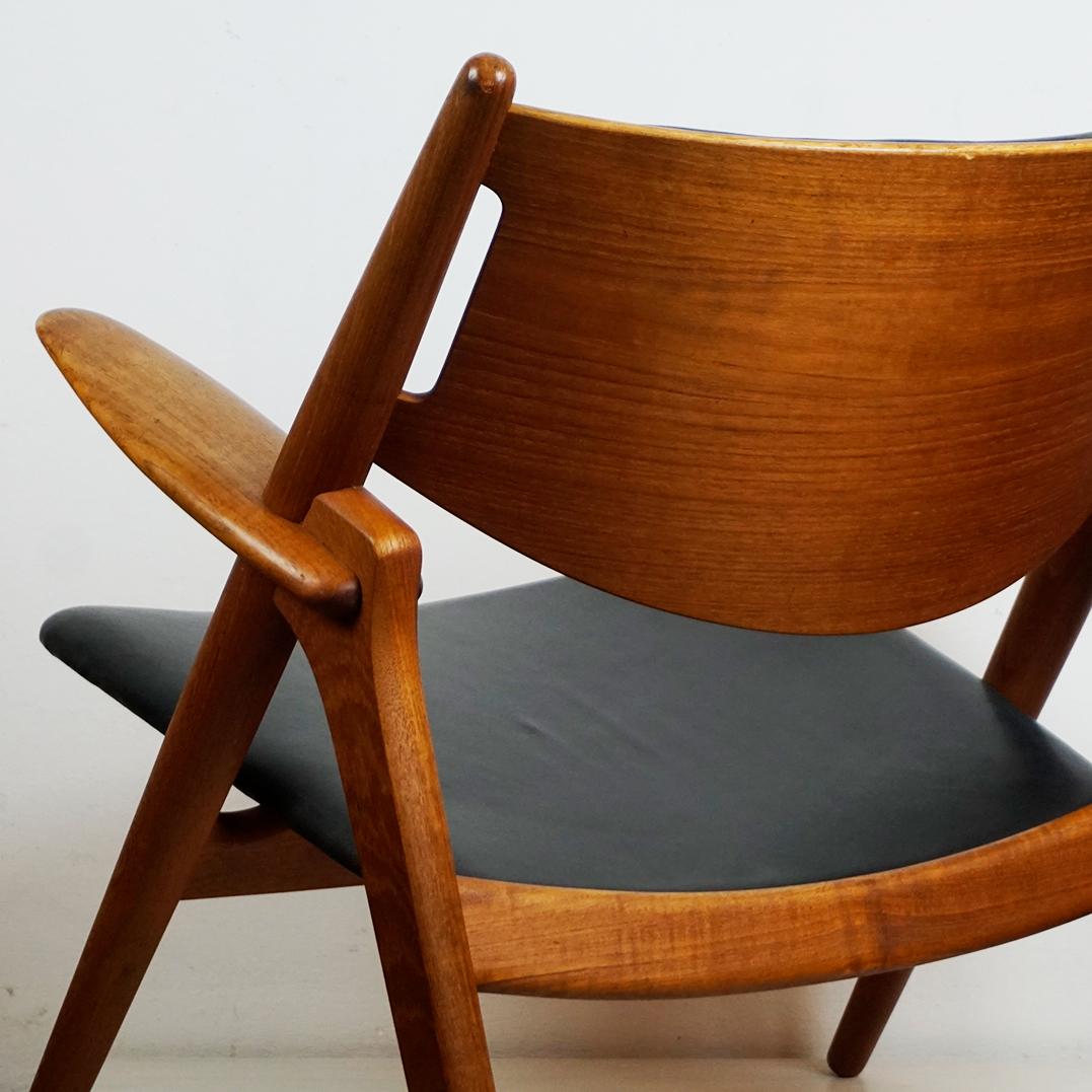 Sedia scandinava in teak e pelle nera CH28 di Hansen per Hansen in vendita 3