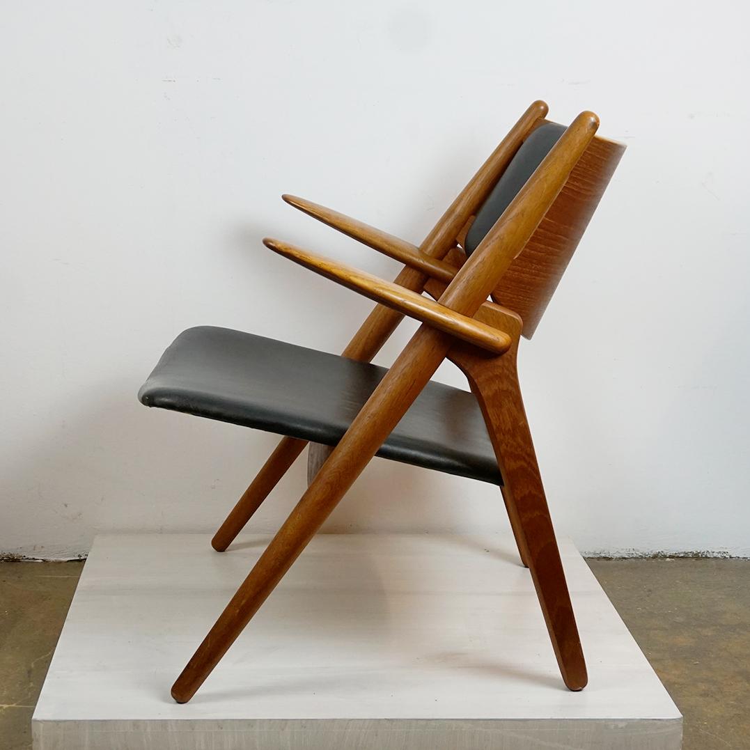Sedia scandinava in teak e pelle nera CH28 di Hansen per Hansen in vendita 4