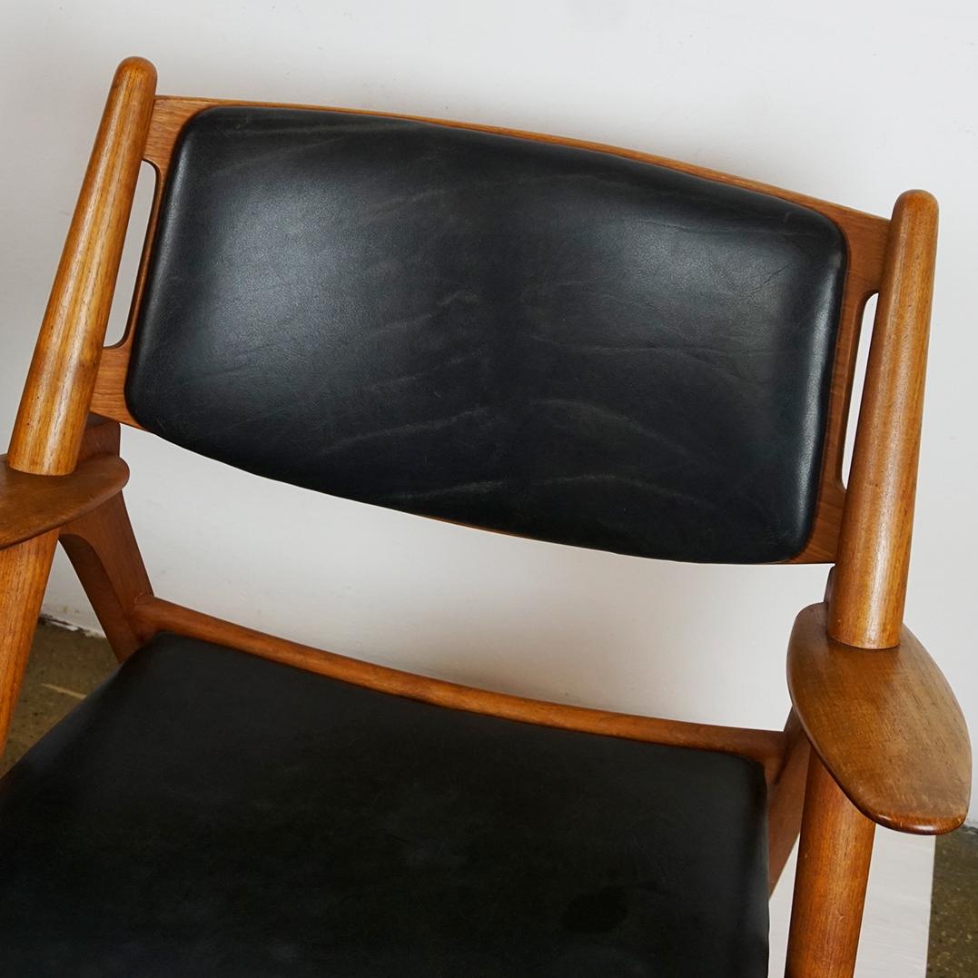 Scandinavo moderno Sedia scandinava in teak e pelle nera CH28 di Hansen per Hansen in vendita