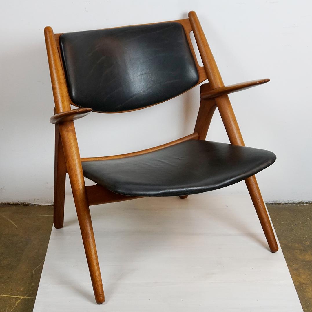 Danese Sedia scandinava in teak e pelle nera CH28 di Hansen per Hansen in vendita