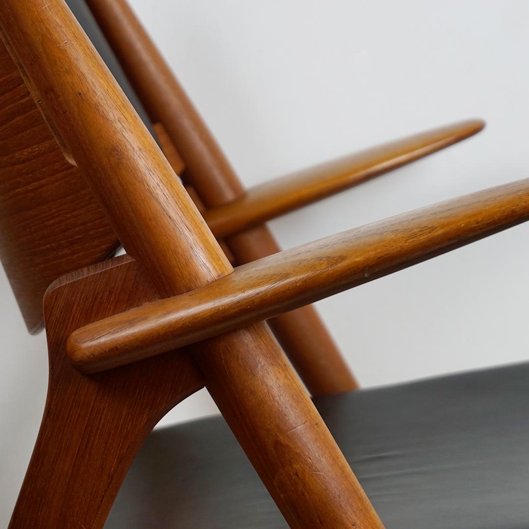 Metà XX secolo Sedia scandinava in teak e pelle nera CH28 di Hansen per Hansen in vendita