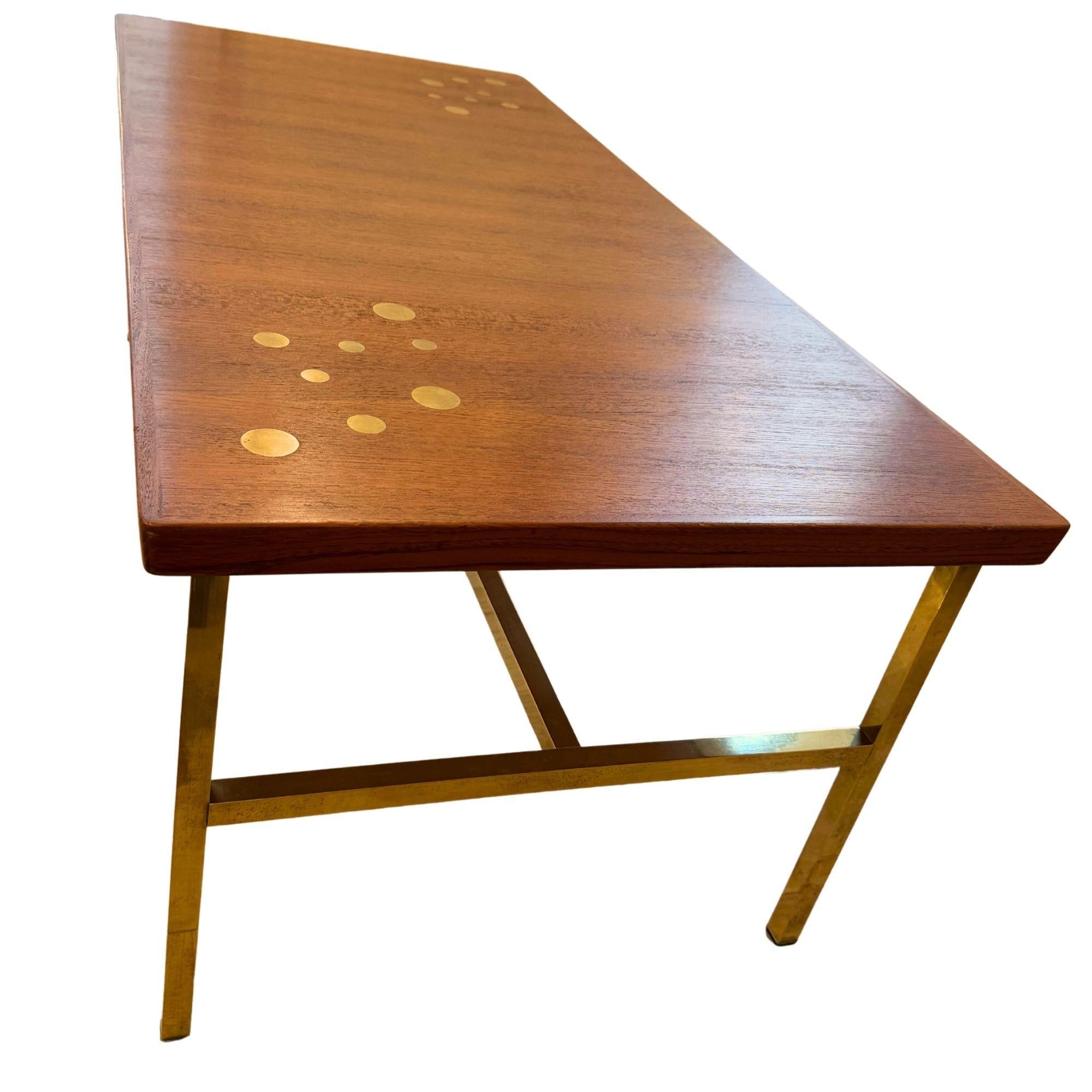 Scandinavian teak and brass coffee table In Good Condition For Sale In PARIS, FR