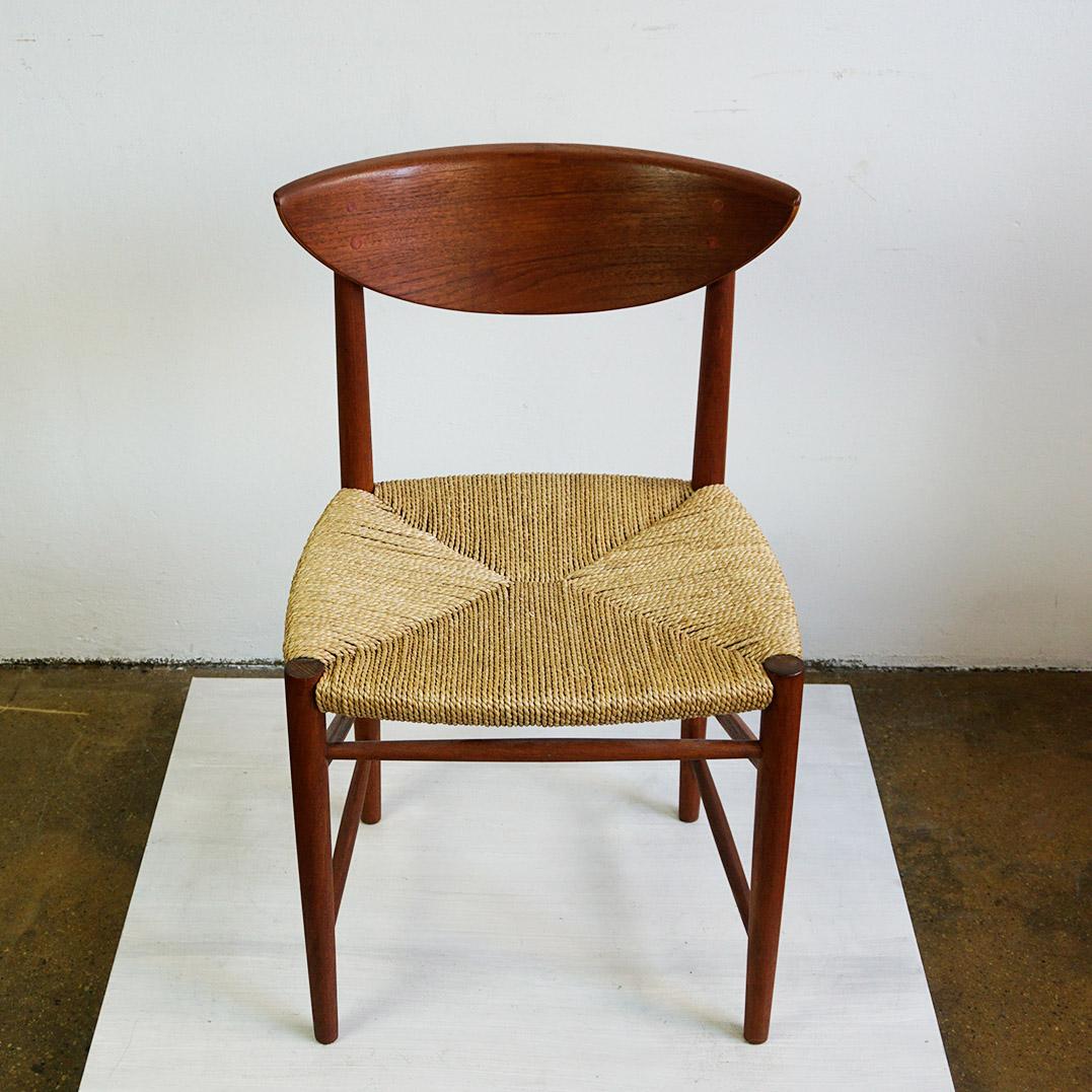 This iconic scandinavian Modern dining chair Mod 316 was designed by Peter Hvidt and Orla Molgaard Nielsen for Søborg Mobler Denmark circa 1956.
It features a organic sculptural solid teak frame with beautiful warm wooden tone and an original woven