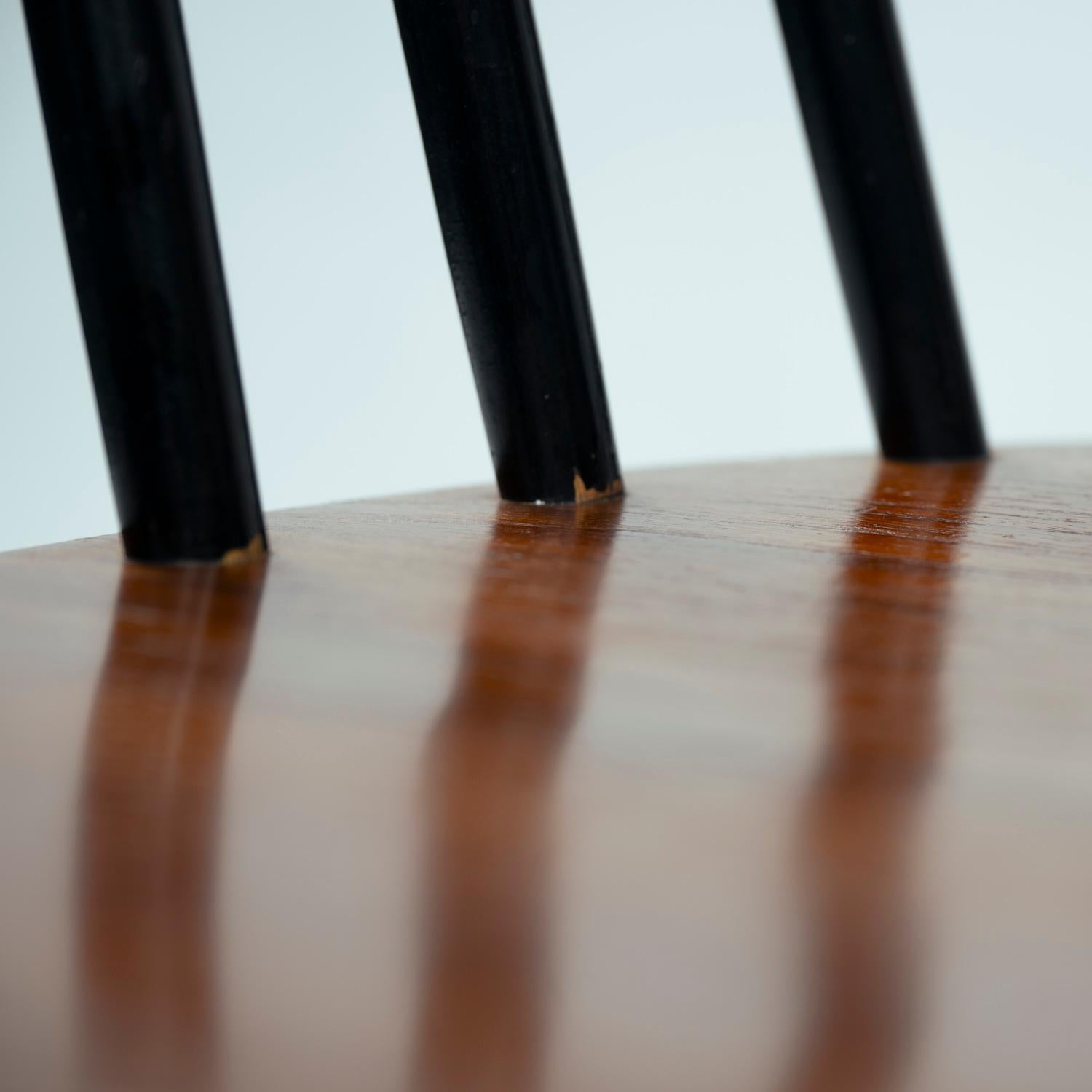 Chaises à dossier fuseau en teck noir à la manière de Brisk One, set de 6 en vente 3