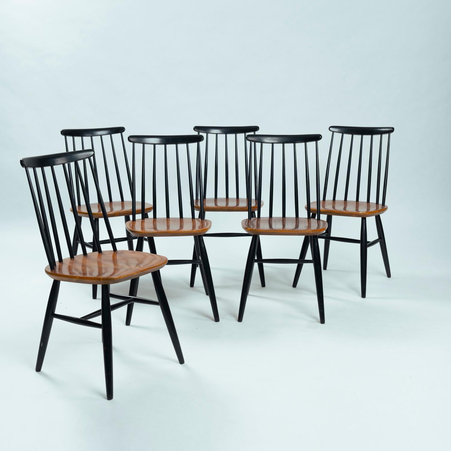 Ensemble de 6 chaises scandinaves vintage basées sur le design du designer finlandais Ilmari Tapiovaara datant des années 60. Structure en teck, les dossiers et les assises ont été peints en noir (peinture d'origine). Très bel état vintage de ce