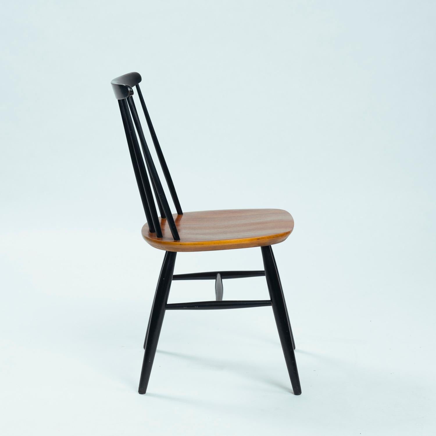 Travail du bois Chaises à dossier fuseau en teck noir à la manière de Brisk One, set de 6 en vente