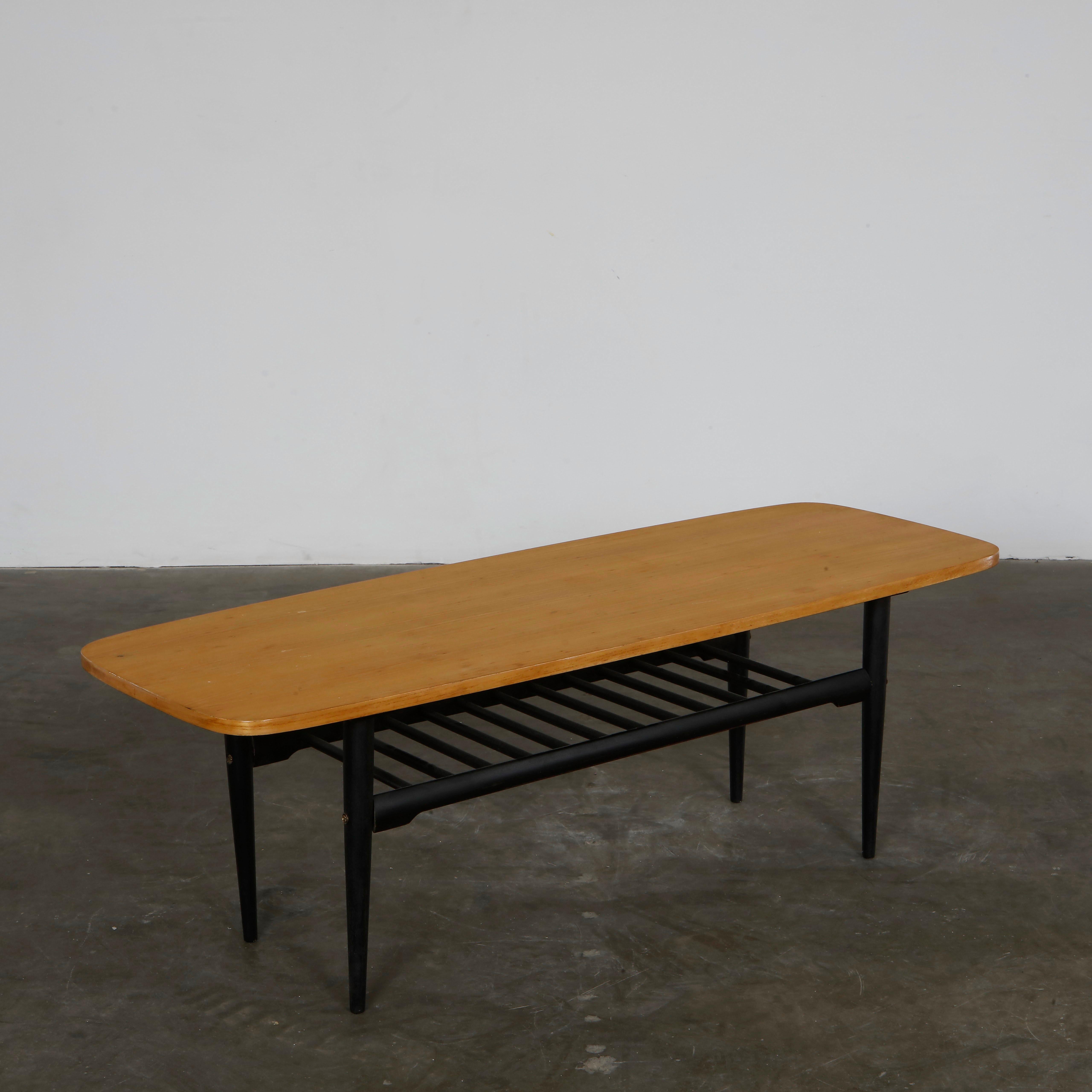 Classico design di metà secolo in legno caldo, con un pratico ripiano. Minimale e raffinato. Altezza: 18 pollici. Larghezza: 54 pollici. Profondità: 20 pollici