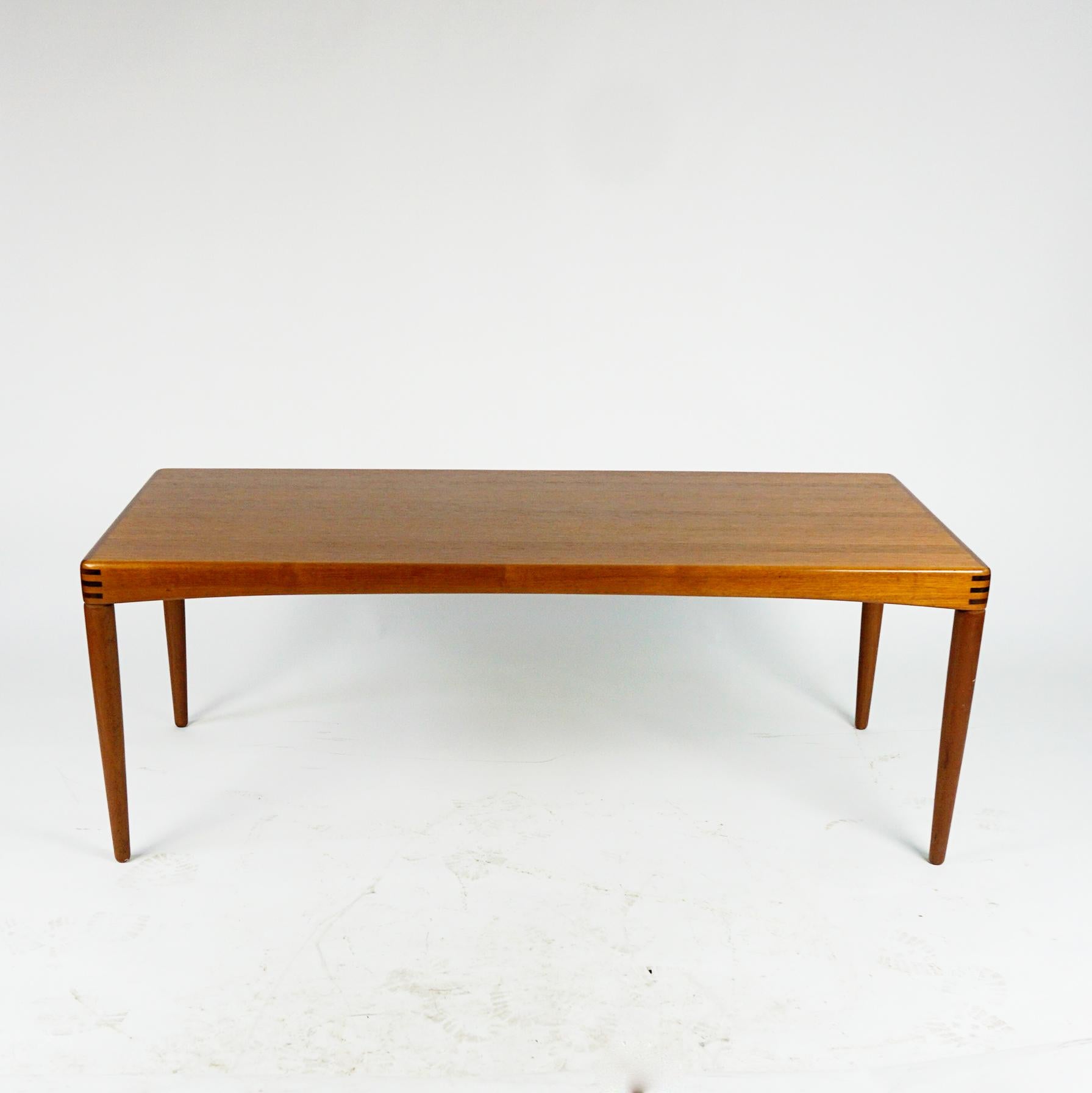 This exceptional Scandinavian Modern Teak coffee or cocktail table was designed by HW Klein and manufactured by Bramin Mobler in Denmark in the 1960's.
This exquisite table features a long table top showing vibrant wood grain, the Klein's signature