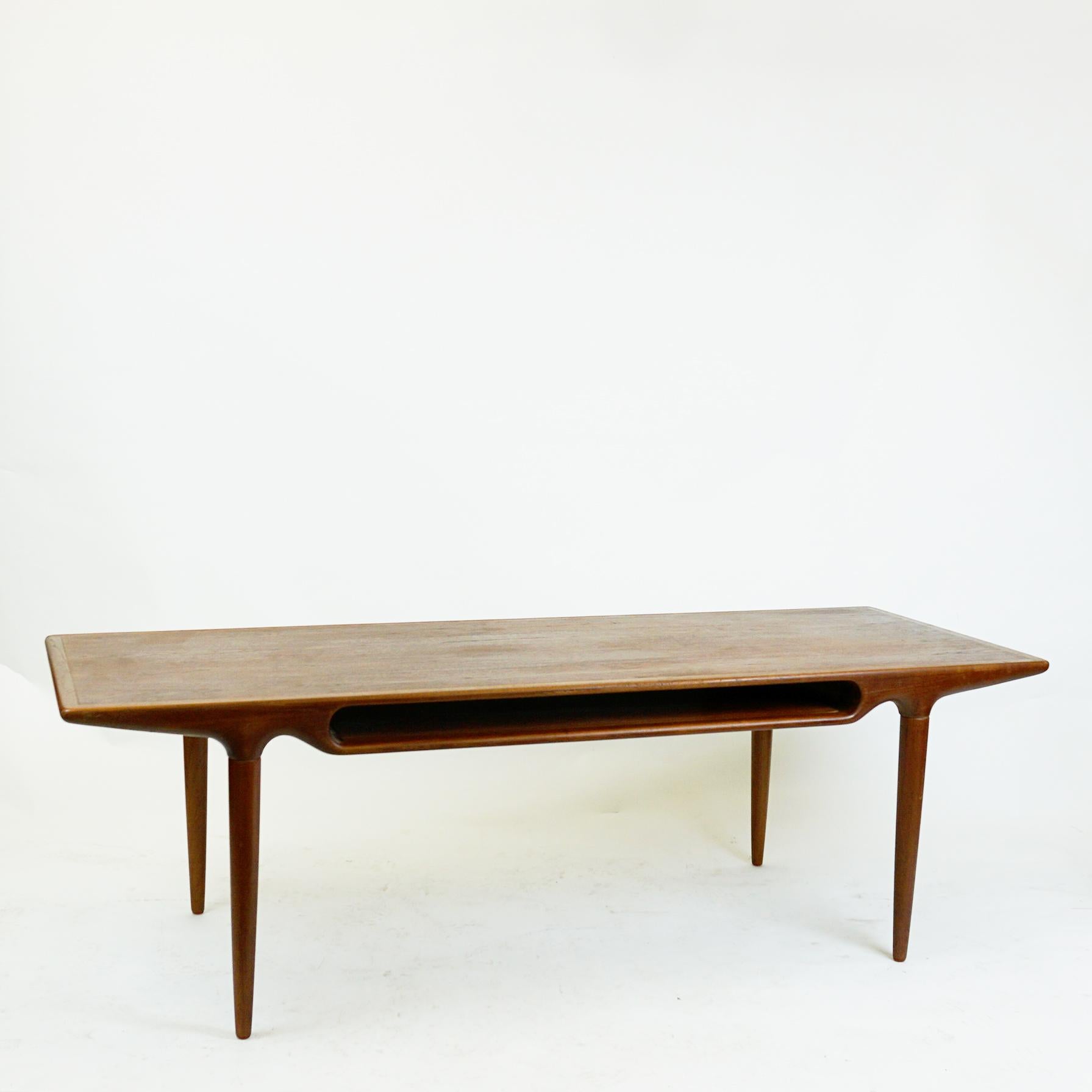 A superb danish Teak coffee table designed in the 1950s by Johannes Andersen for CFC Silkeborg, Model No 240.
The Designs of Johannes Andersen are among the most organic and uniques of all danish furniture Designs. The table features a organic