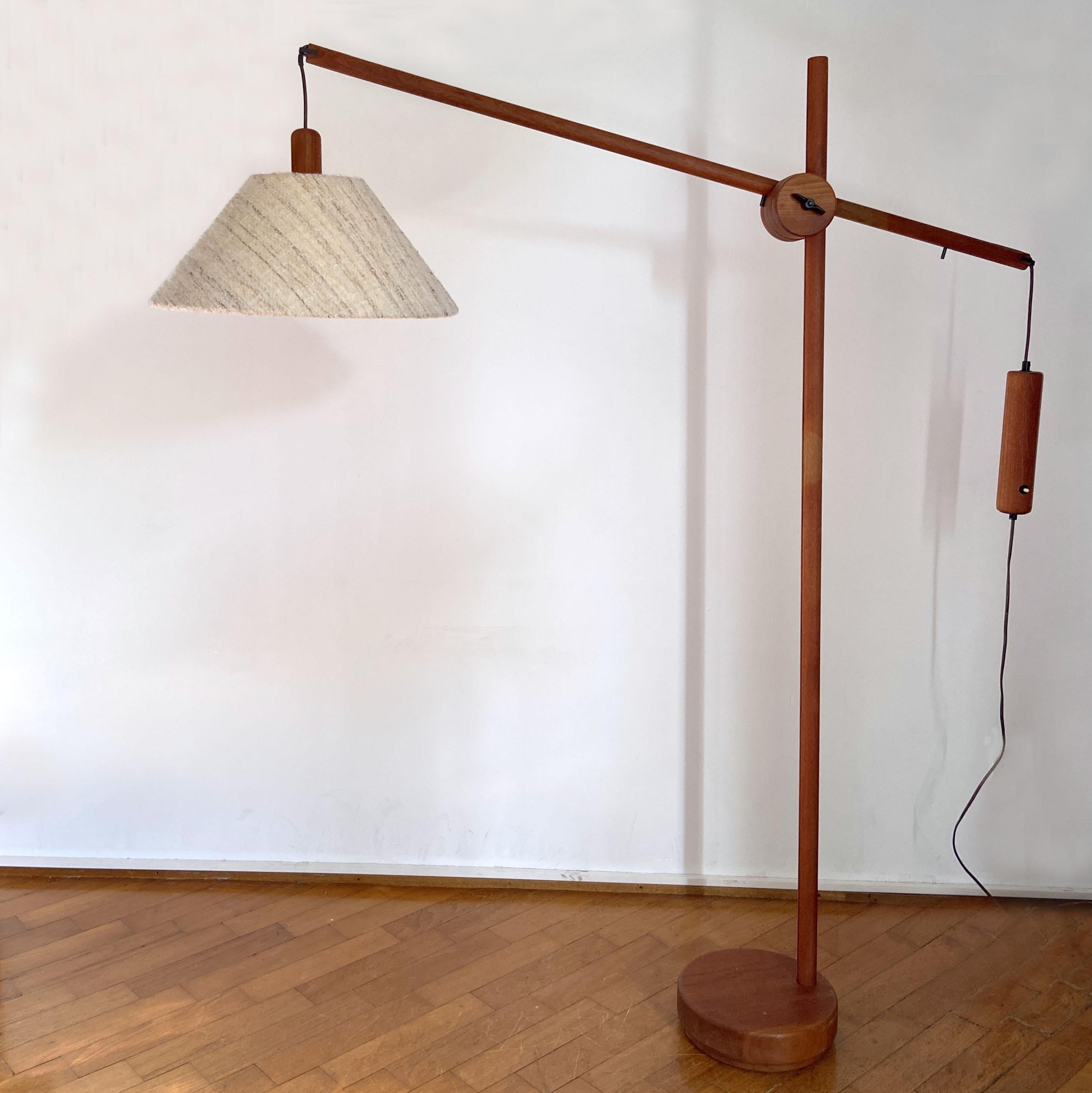 Scandinavian Teak Counter Balance Floor Lamp In Excellent Condition For Sale In London, GB