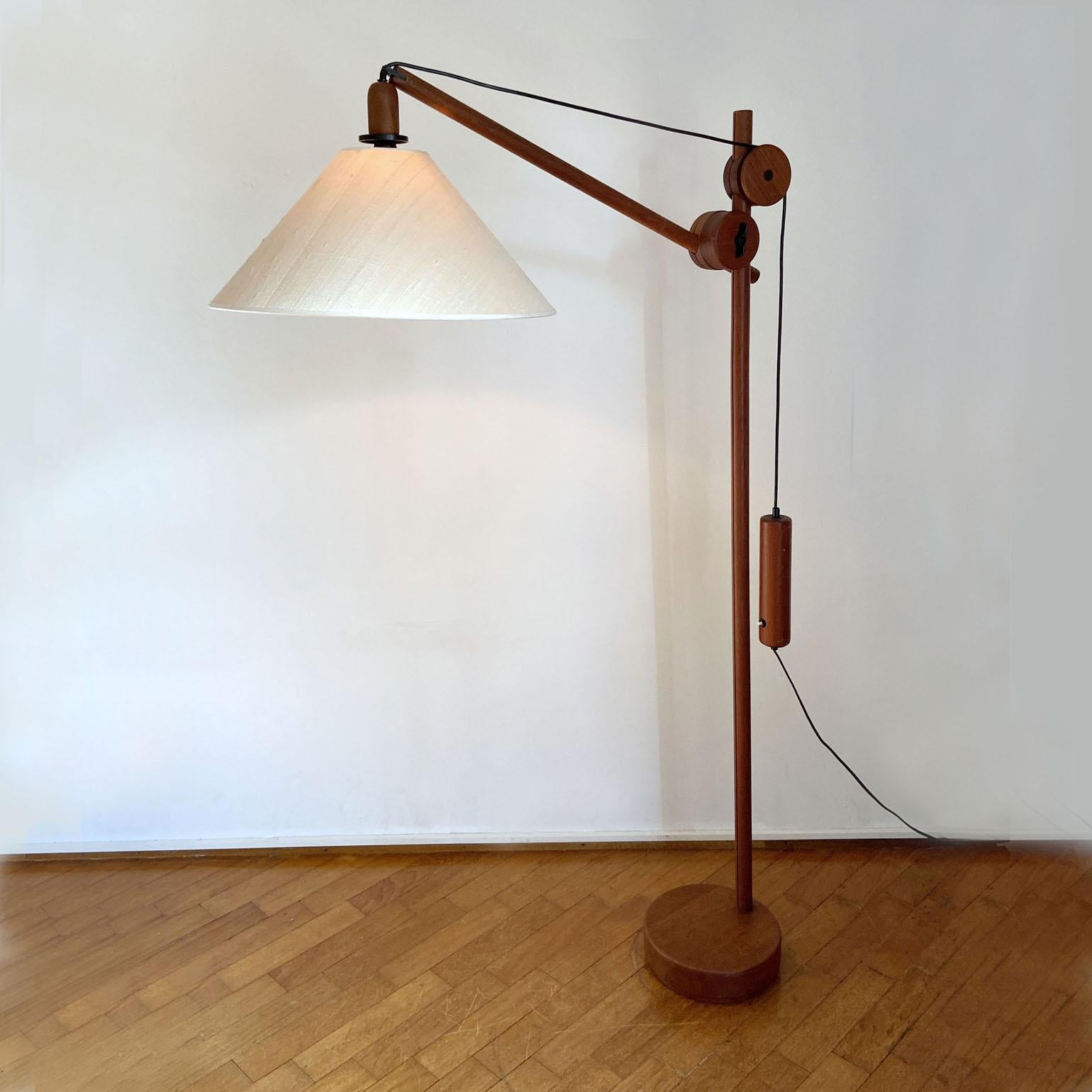 Skandinavische Teakholz-Stehlampe mit Seidenschirm und Gegengewichts-Stehleuchte (Skandinavische Moderne) im Angebot