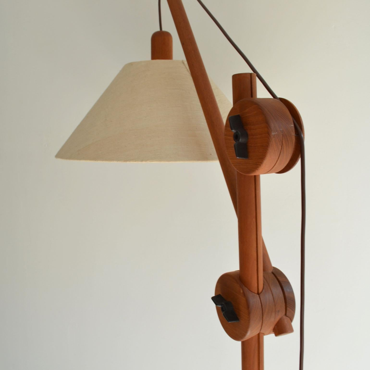 Lampada da terra scandinava a contrappeso in teak con paralume in seta In condizioni ottime in vendita a London, GB