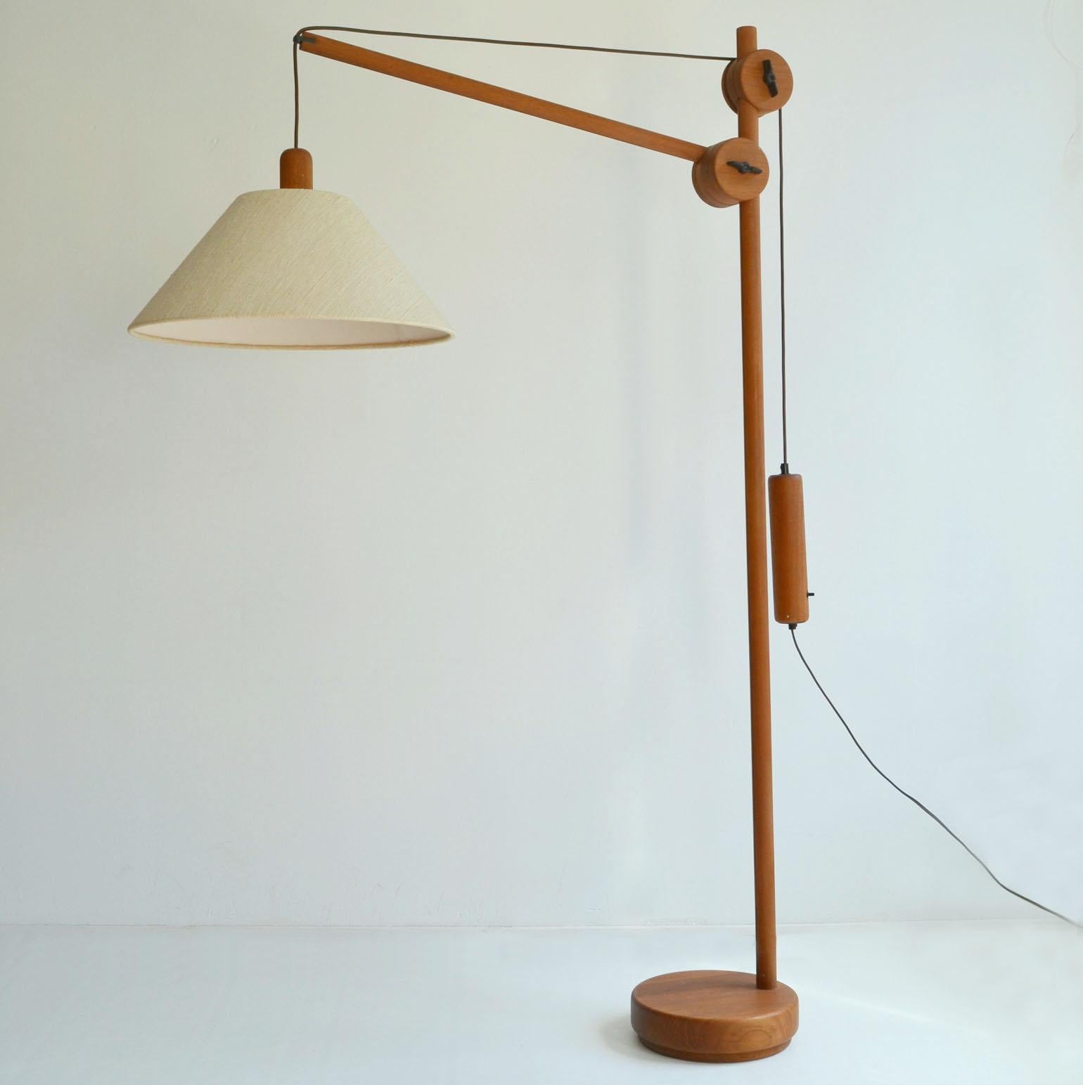 Skulpturale dänische Stehlampe aus der Mitte des Jahrhunderts, Anfang der 1970er Jahre. Das Gestell aus Teakholz hat einen verstellbaren Arm (mit einer Länge von 100 cm) und ein Ausgleichsgewicht für die Positionierung der Lichtquelle. Die Lampe und
